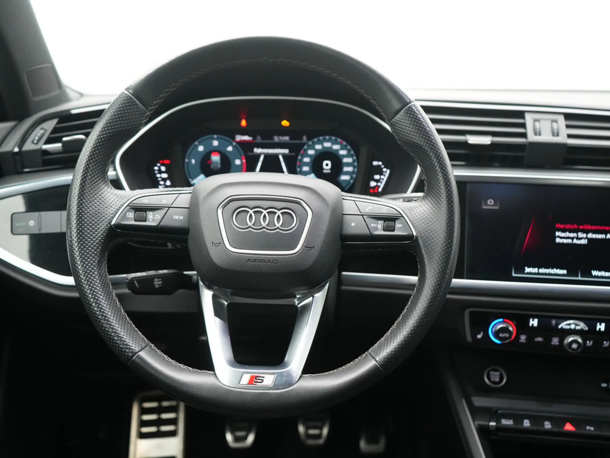 Audi - Q3