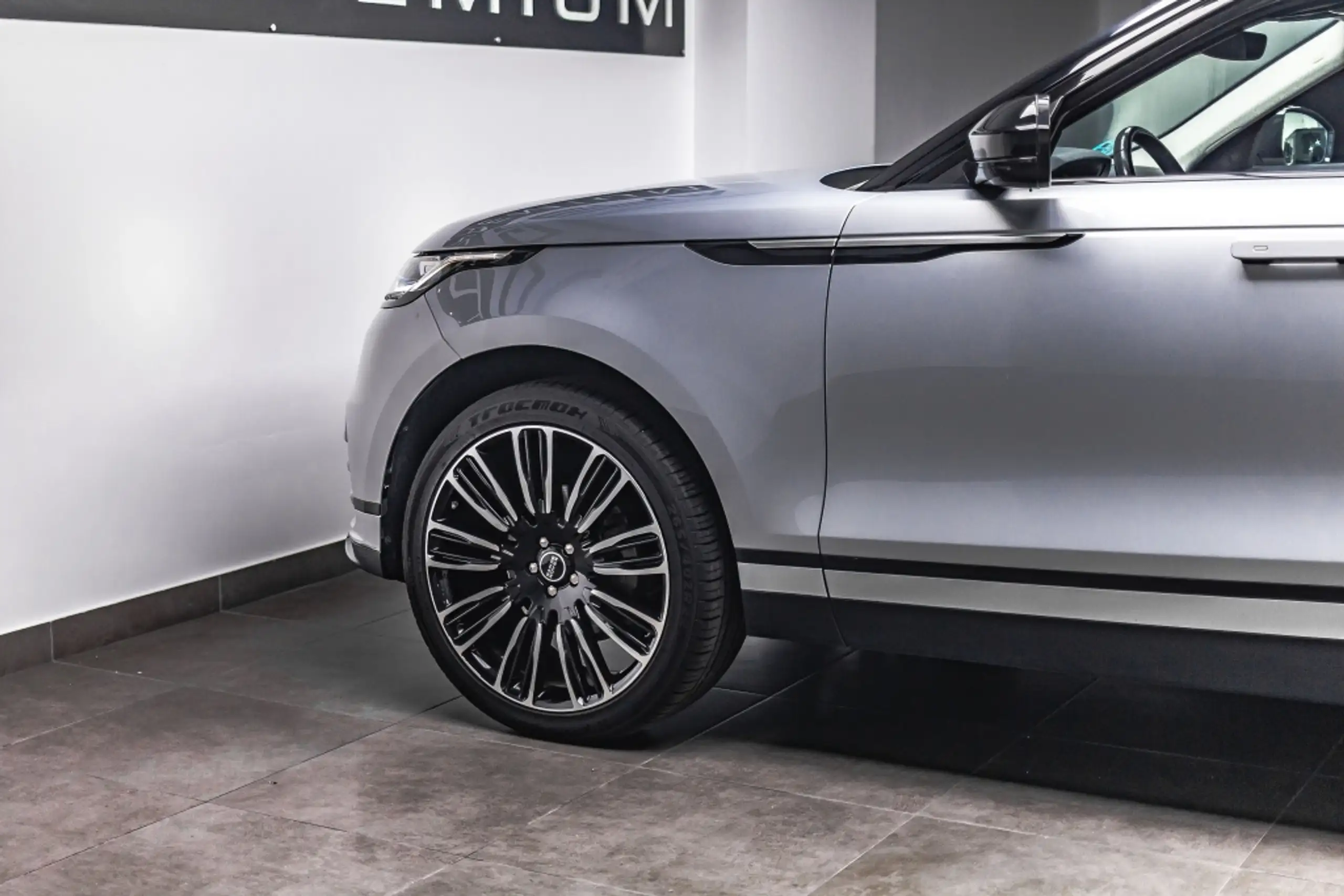 Land Rover - Range Rover Velar