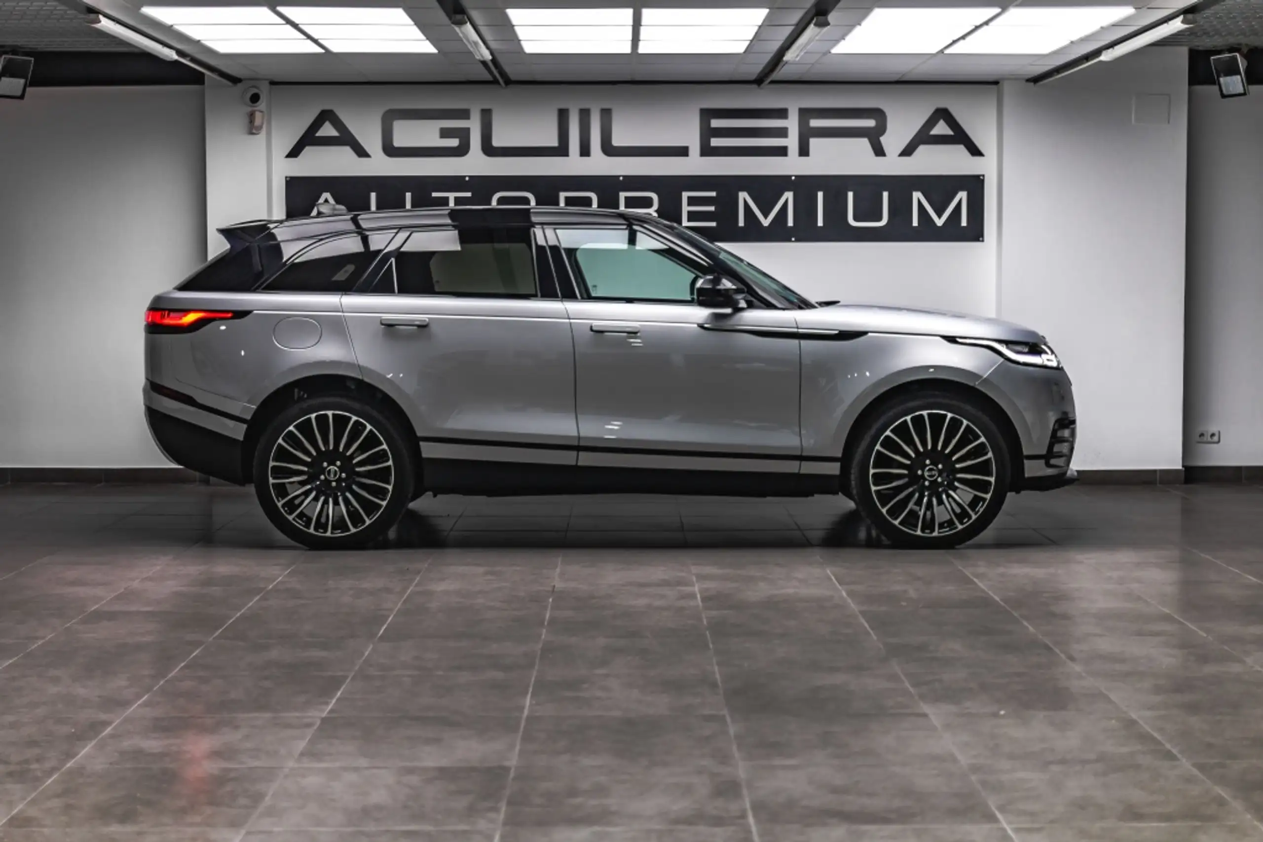 Land Rover - Range Rover Velar