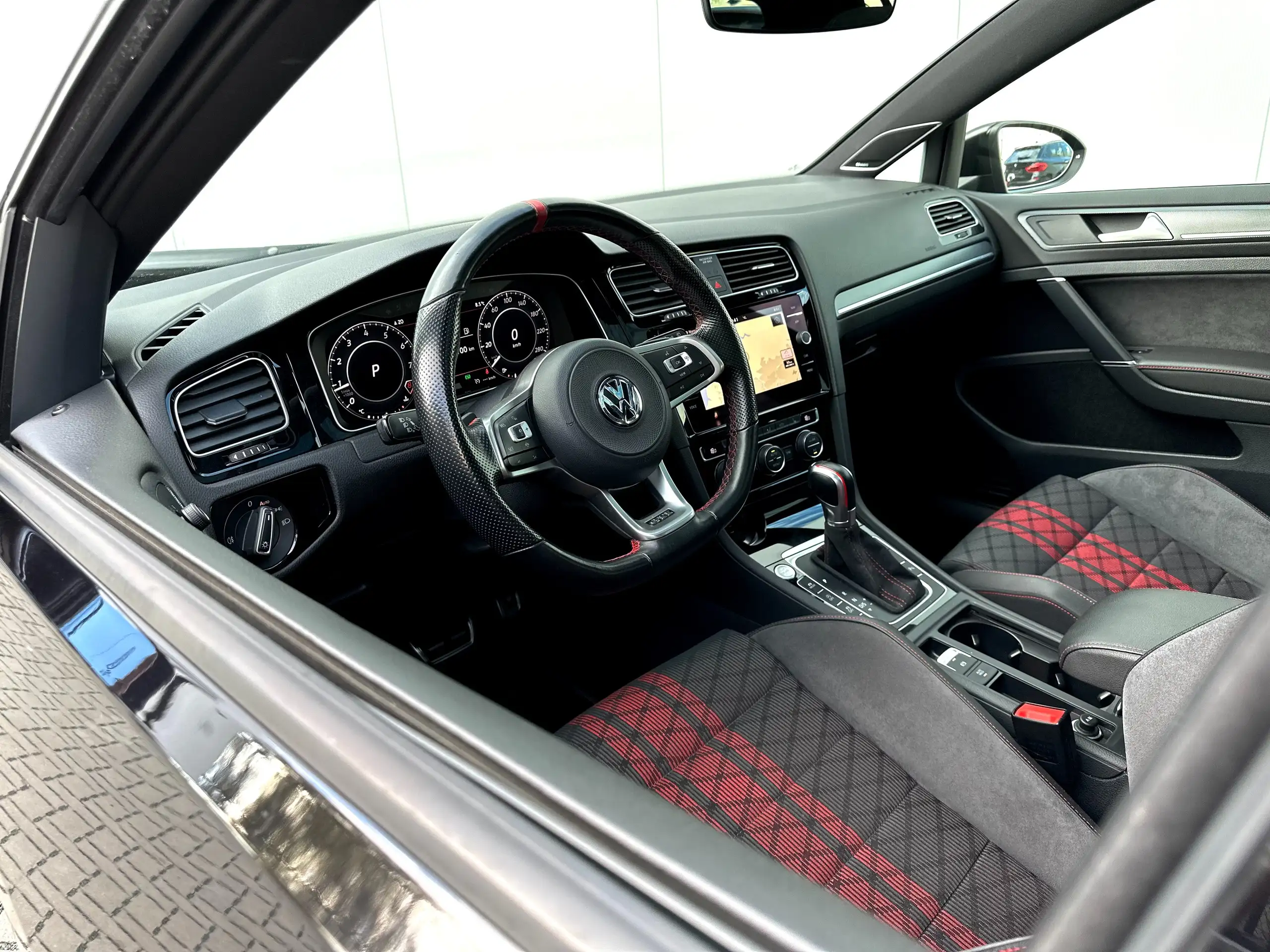 Volkswagen - Golf GTI