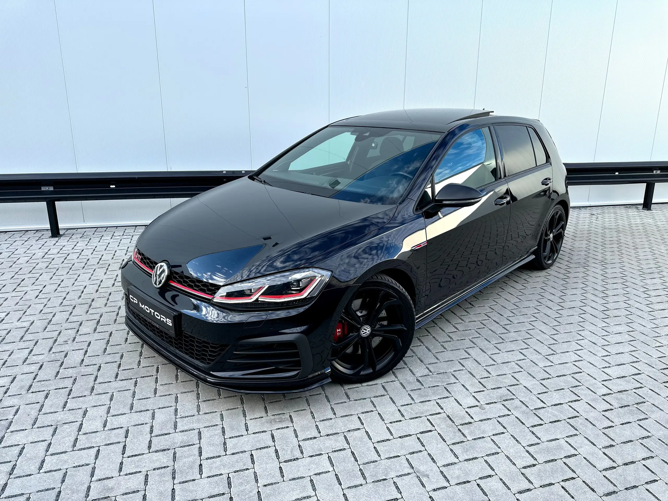 Volkswagen - Golf GTI