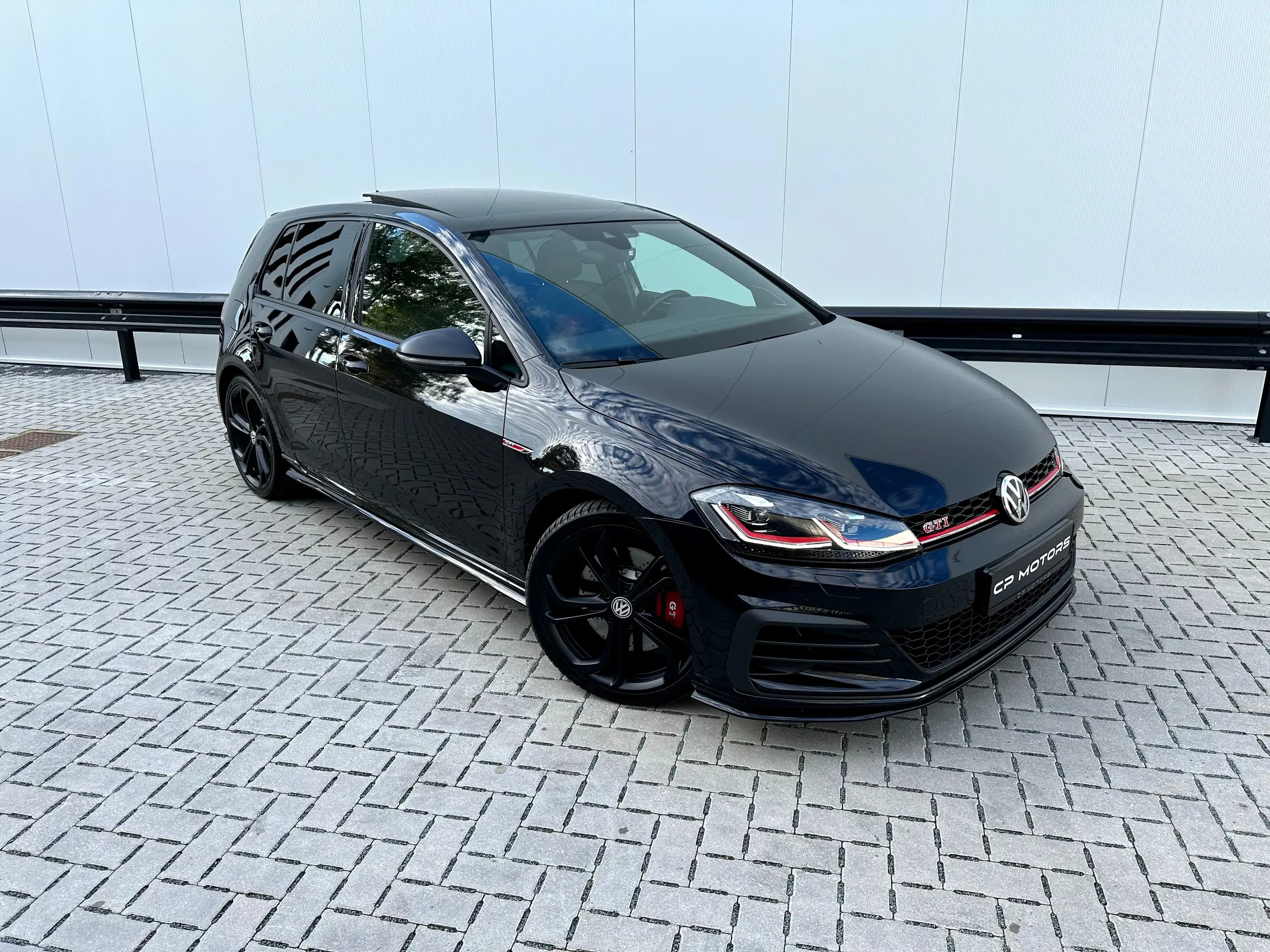 Volkswagen - Golf GTI