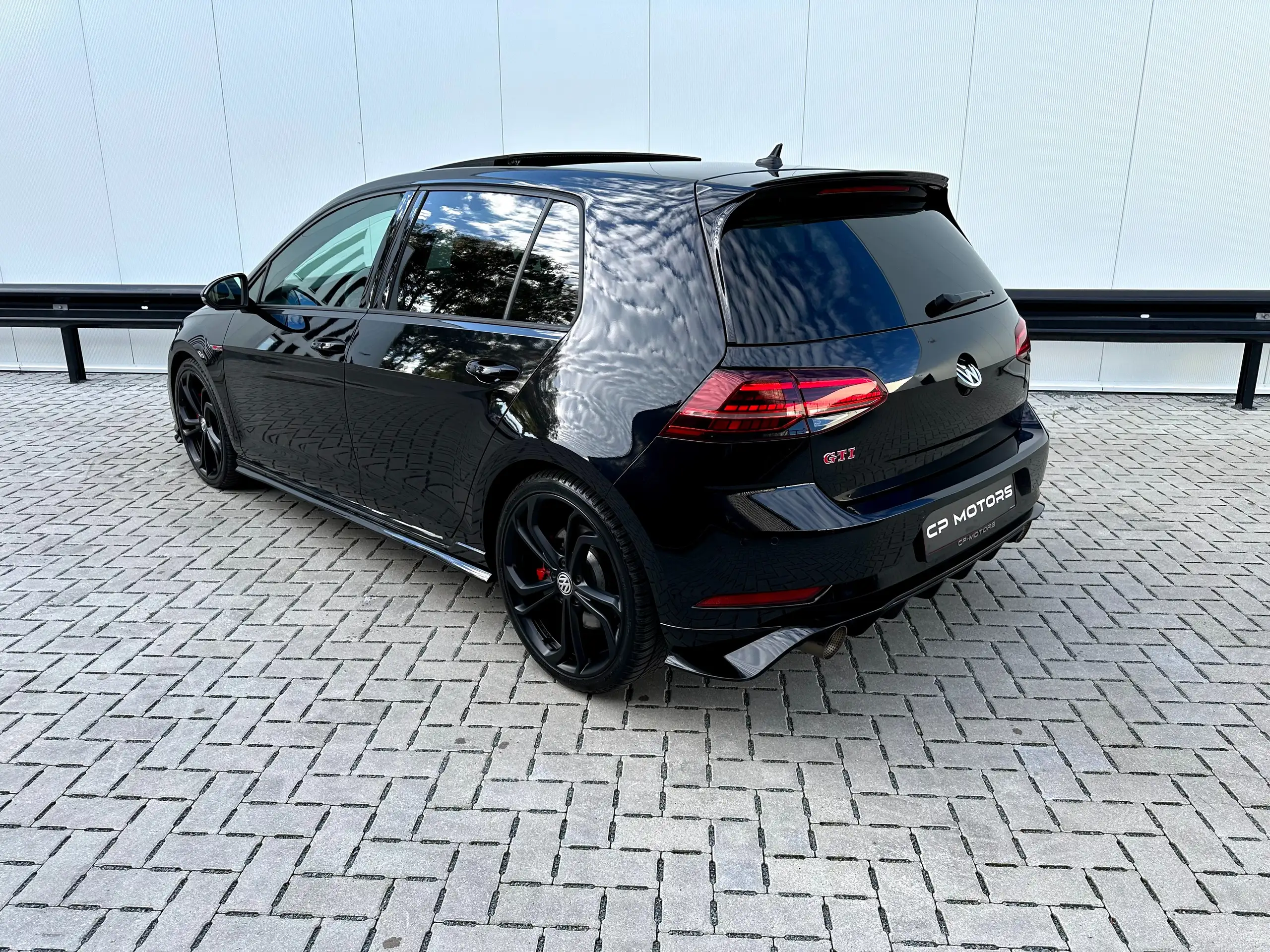 Volkswagen - Golf GTI