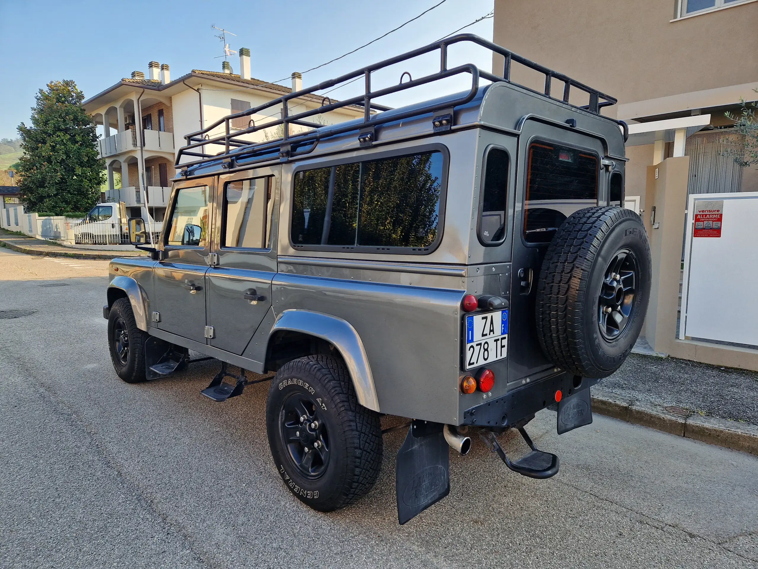 Land Rover - Defender