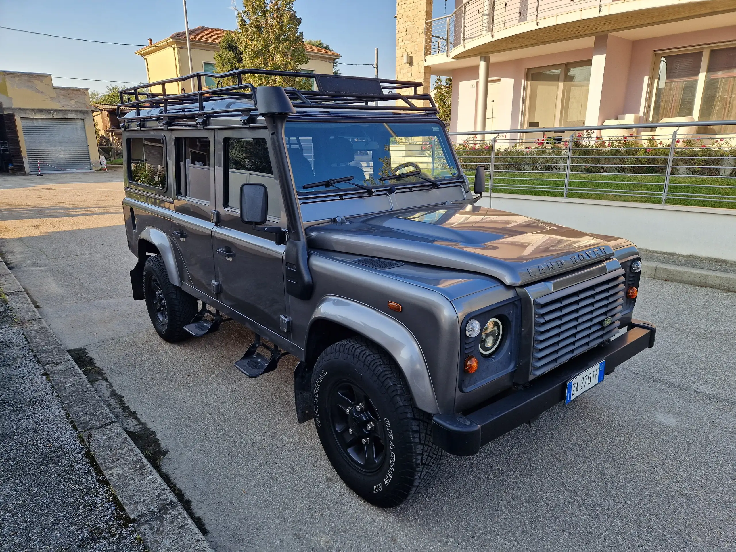 Land Rover - Defender