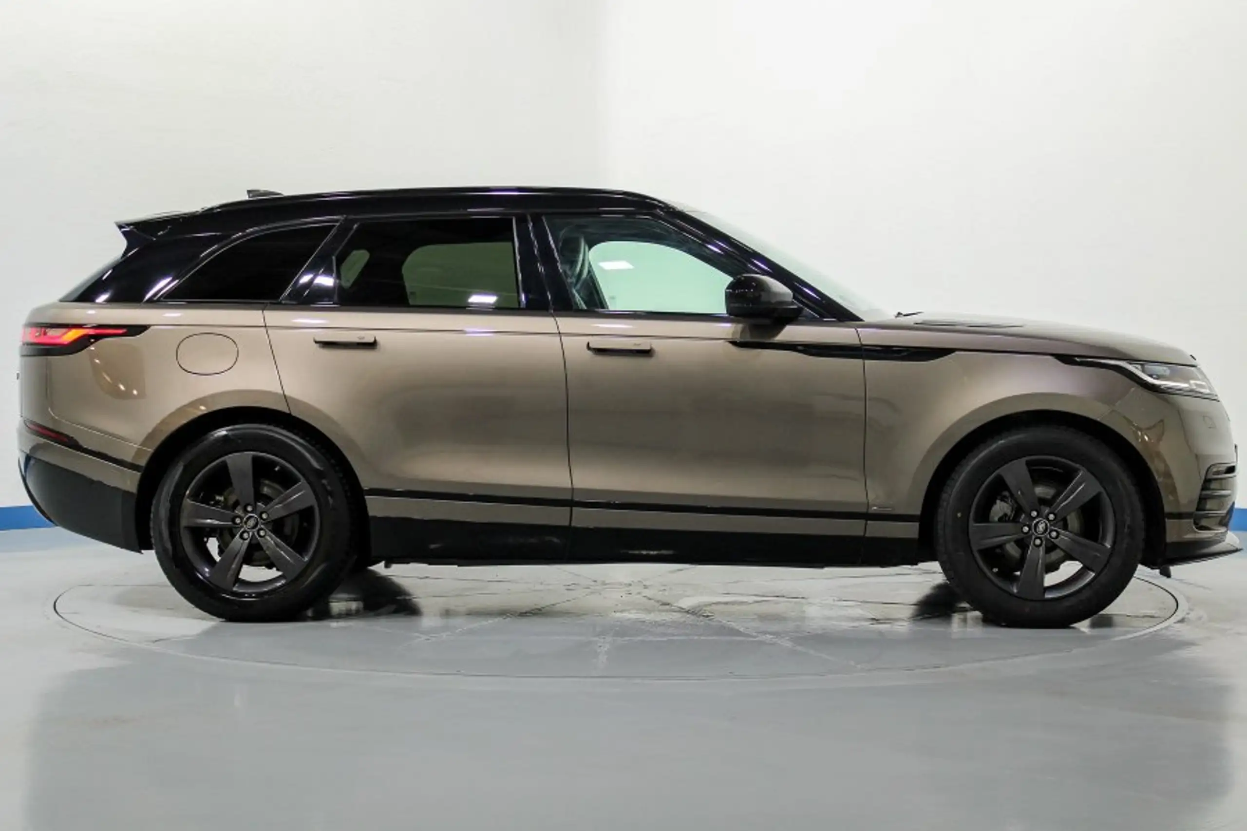 Land Rover - Range Rover Velar