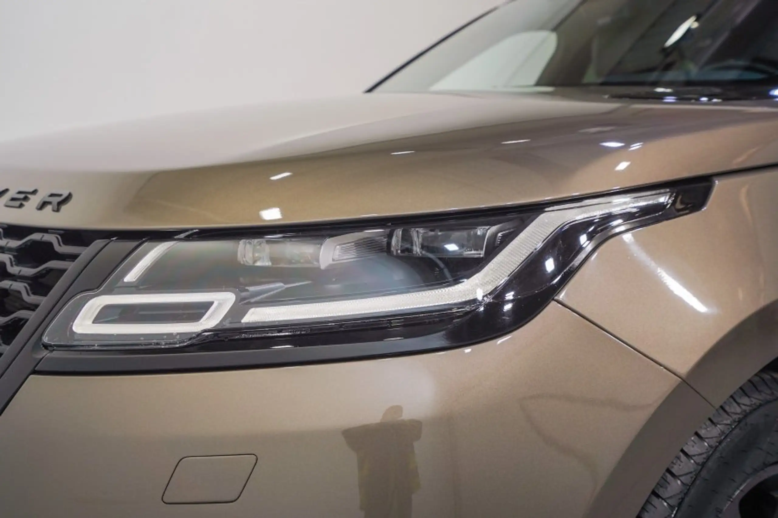 Land Rover - Range Rover Velar