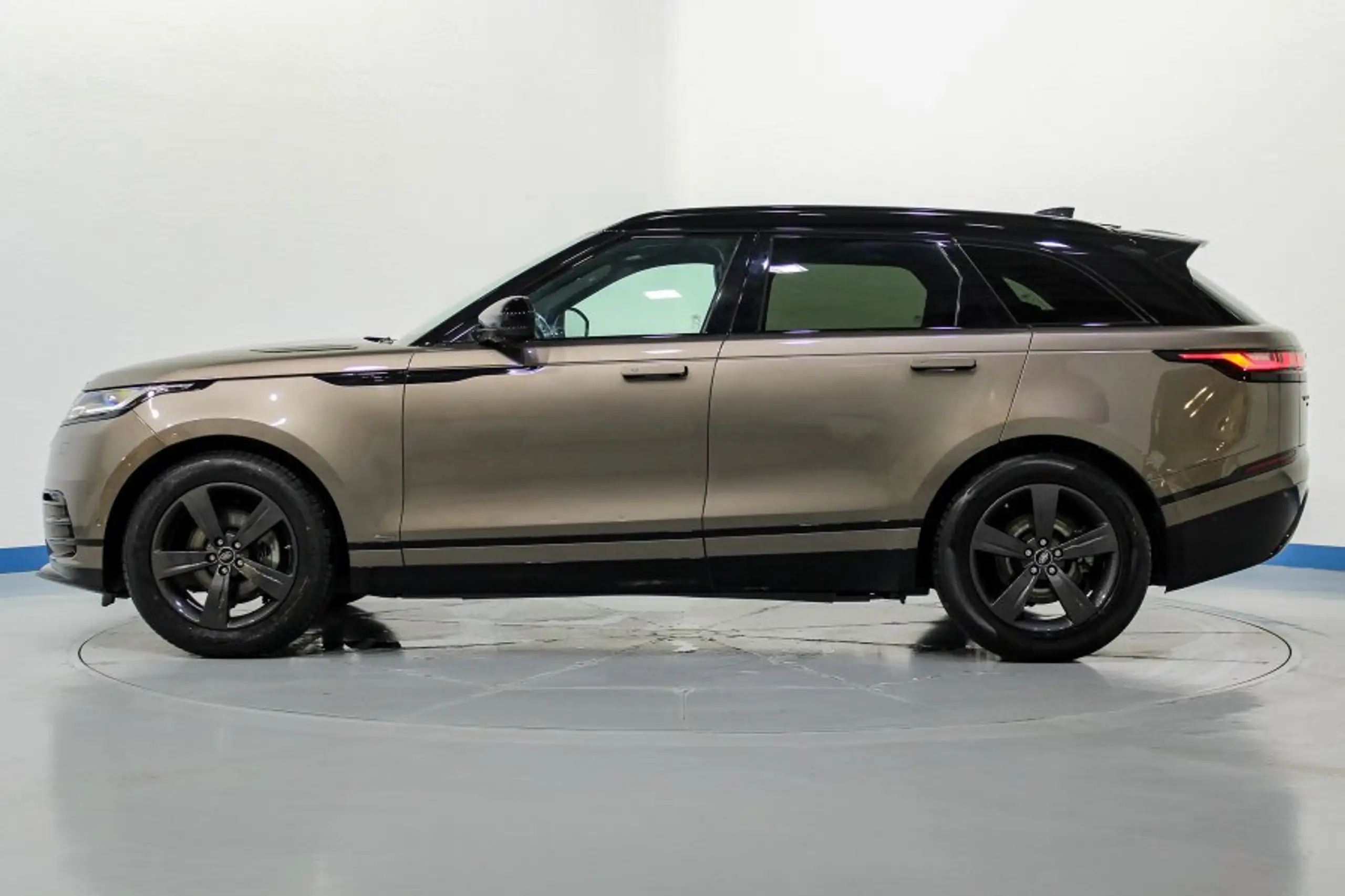 Land Rover - Range Rover Velar