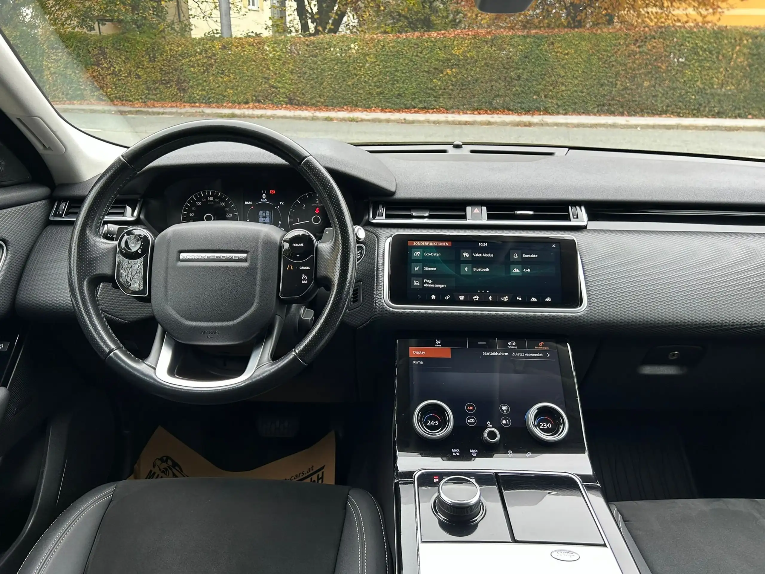 Land Rover - Range Rover Velar