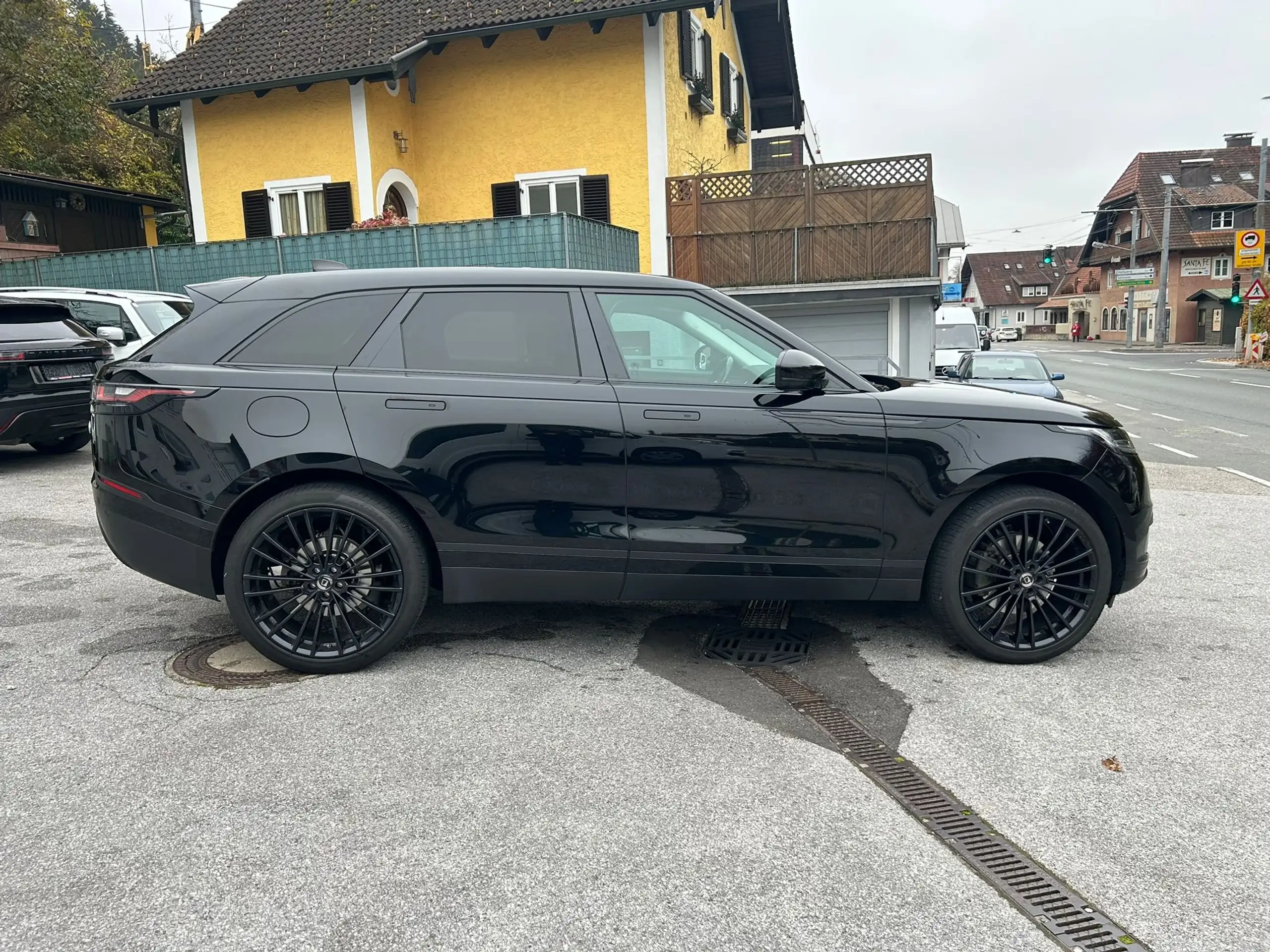 Land Rover - Range Rover Velar