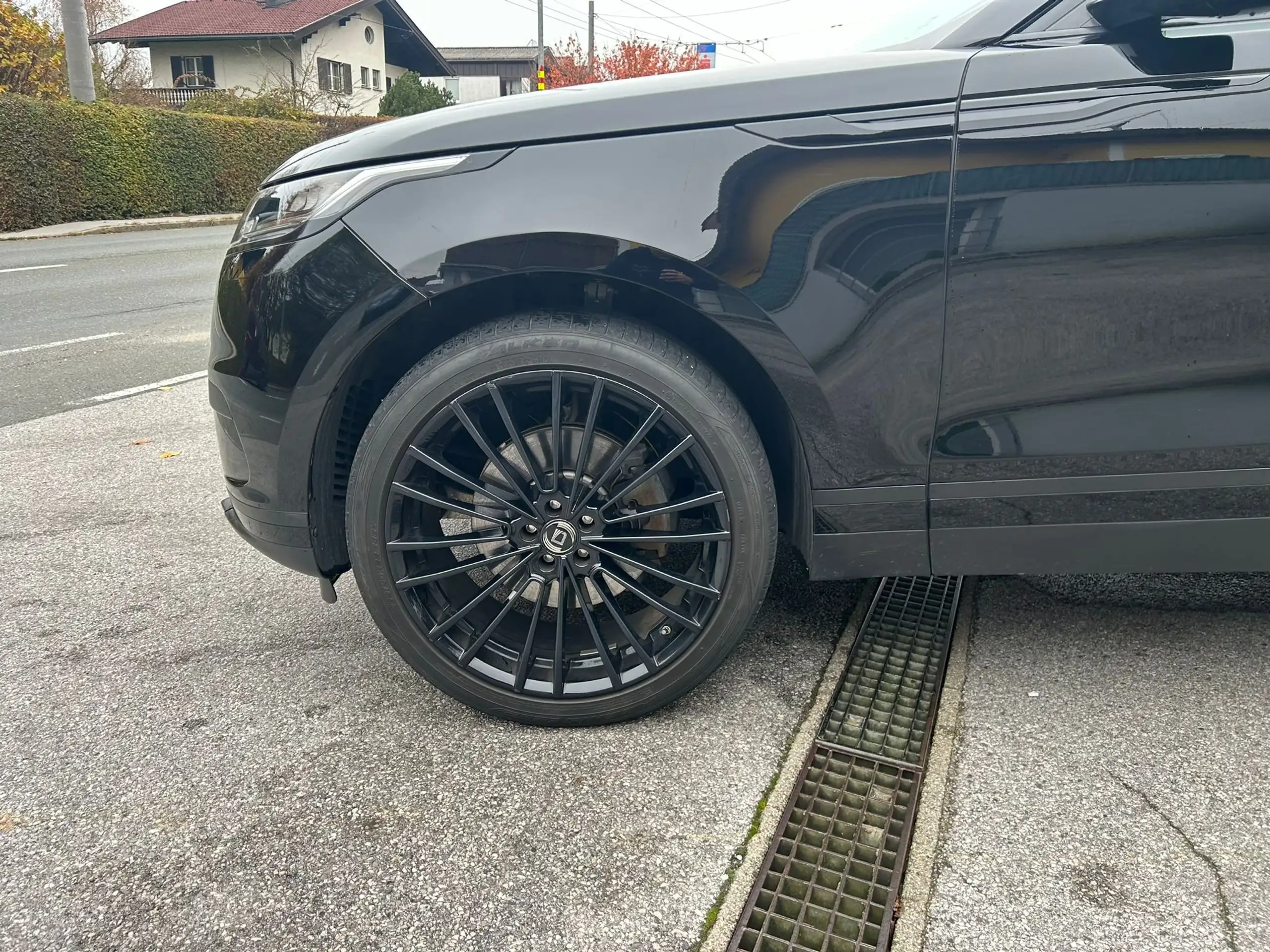 Land Rover - Range Rover Velar