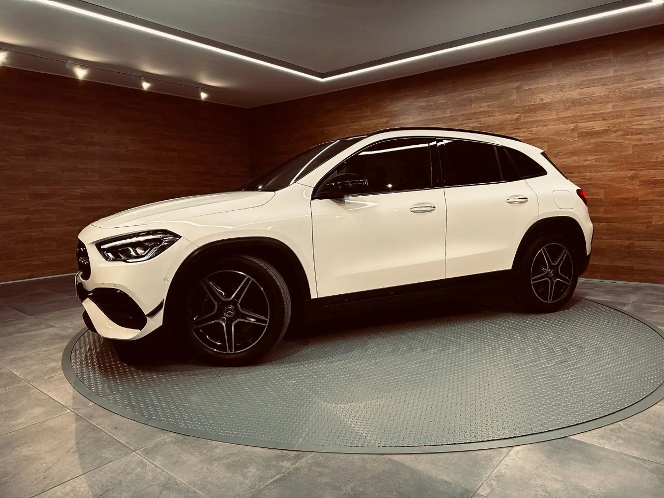 Mercedes-Benz - GLA 200