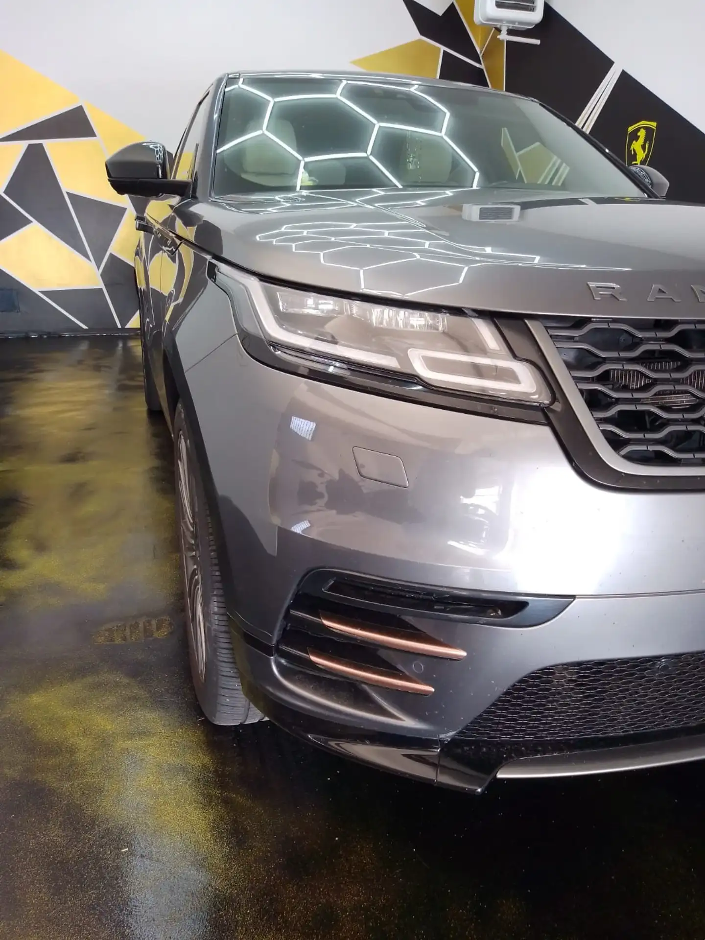 Land Rover - Range Rover Velar