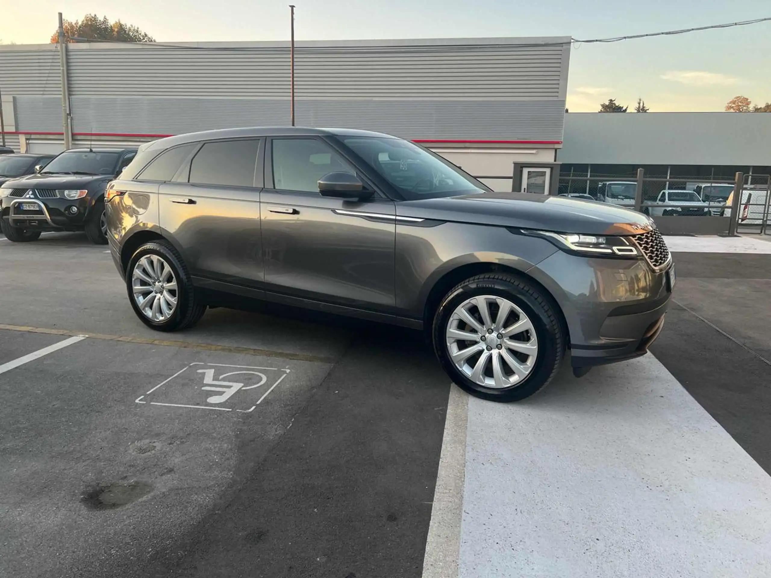 Land Rover - Range Rover Velar