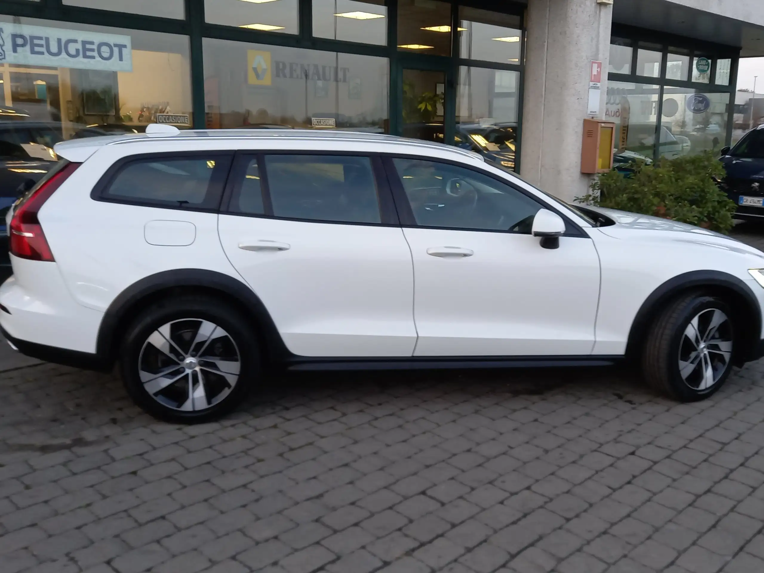 Volvo - V60 Cross Country