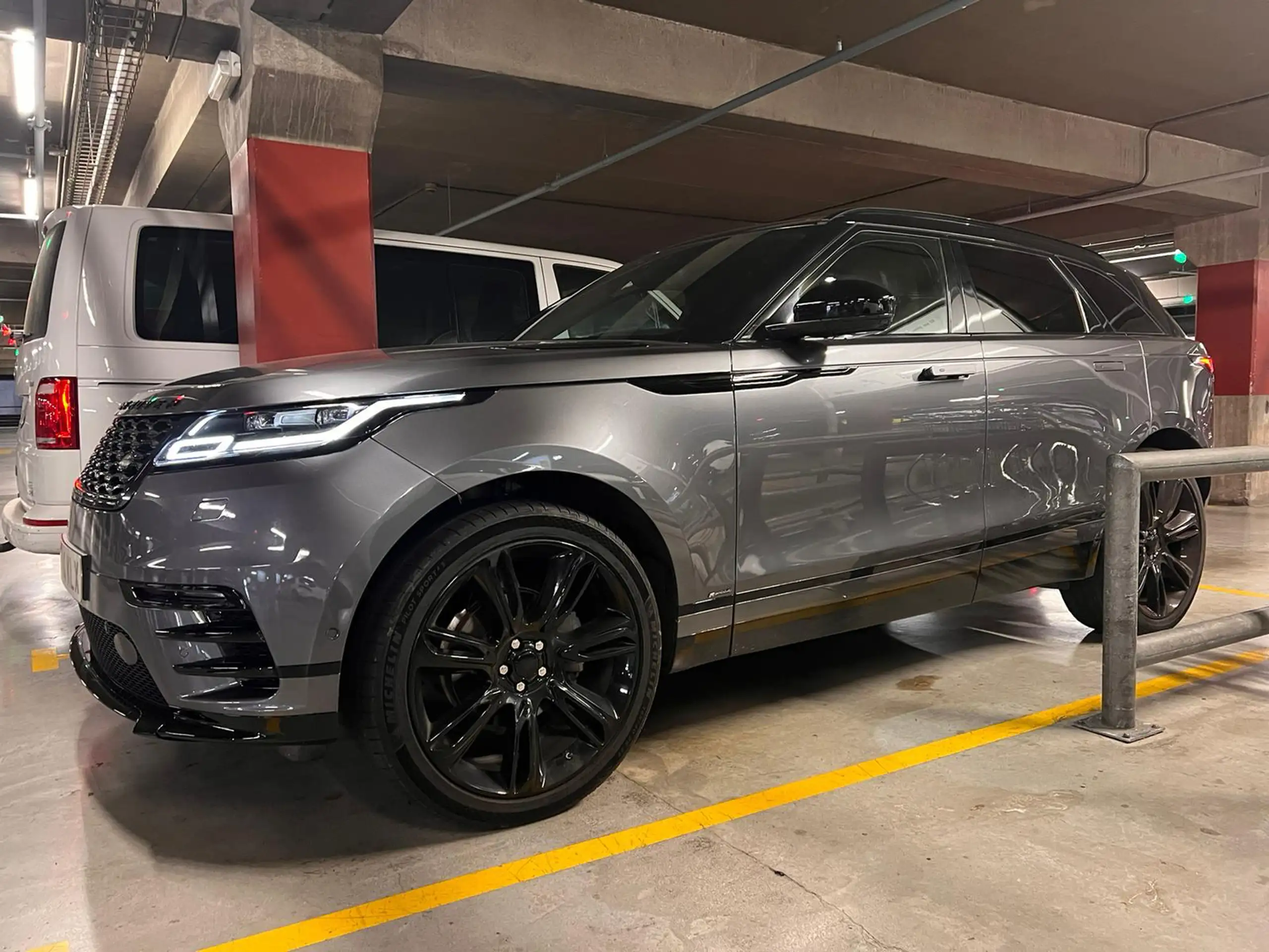 Land Rover - Range Rover Velar