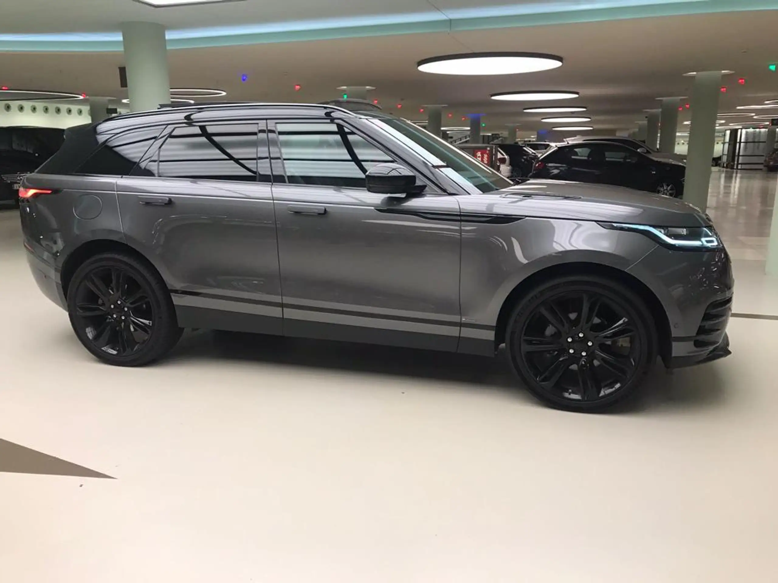 Land Rover - Range Rover Velar