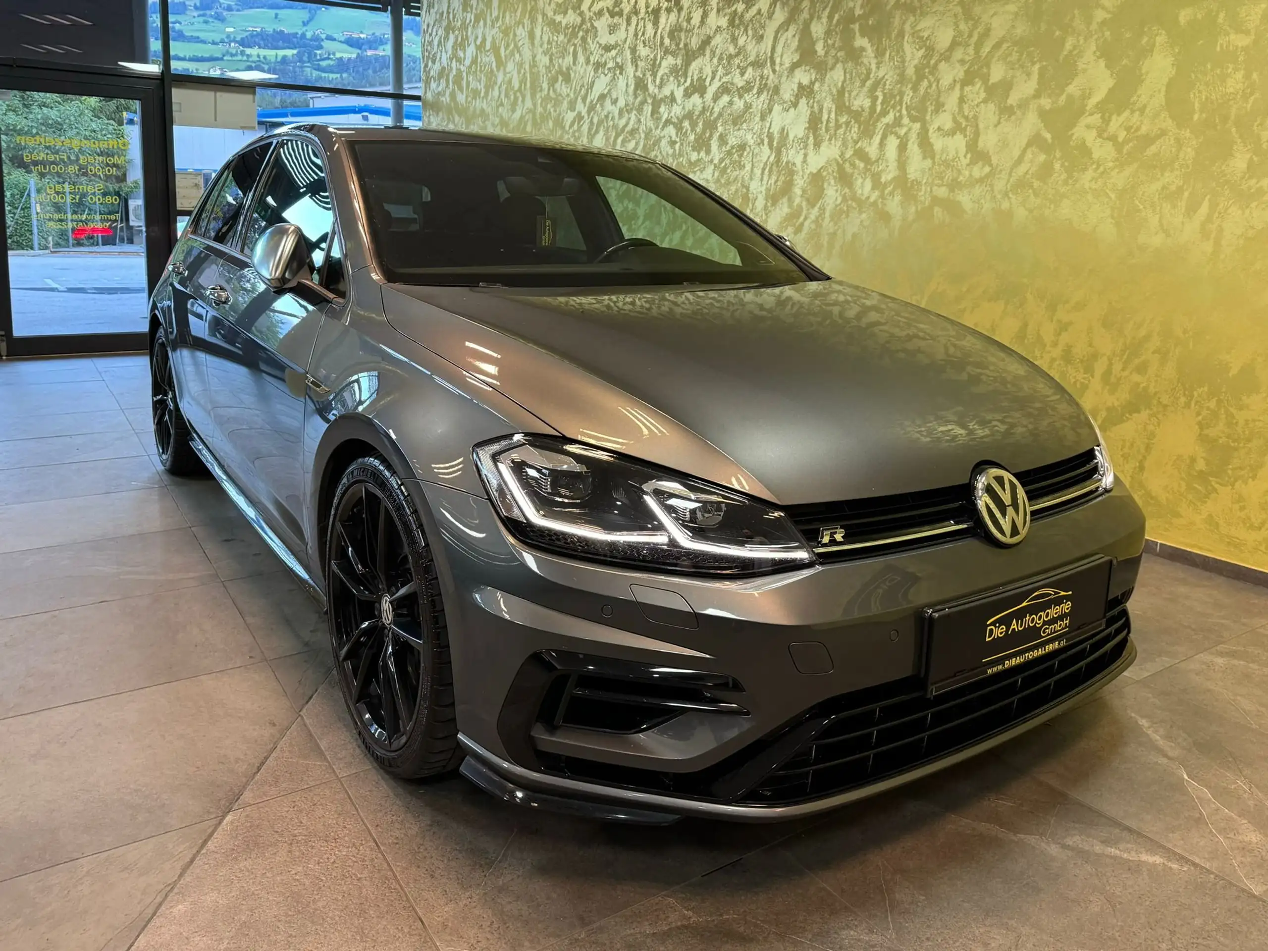 Volkswagen - Golf R