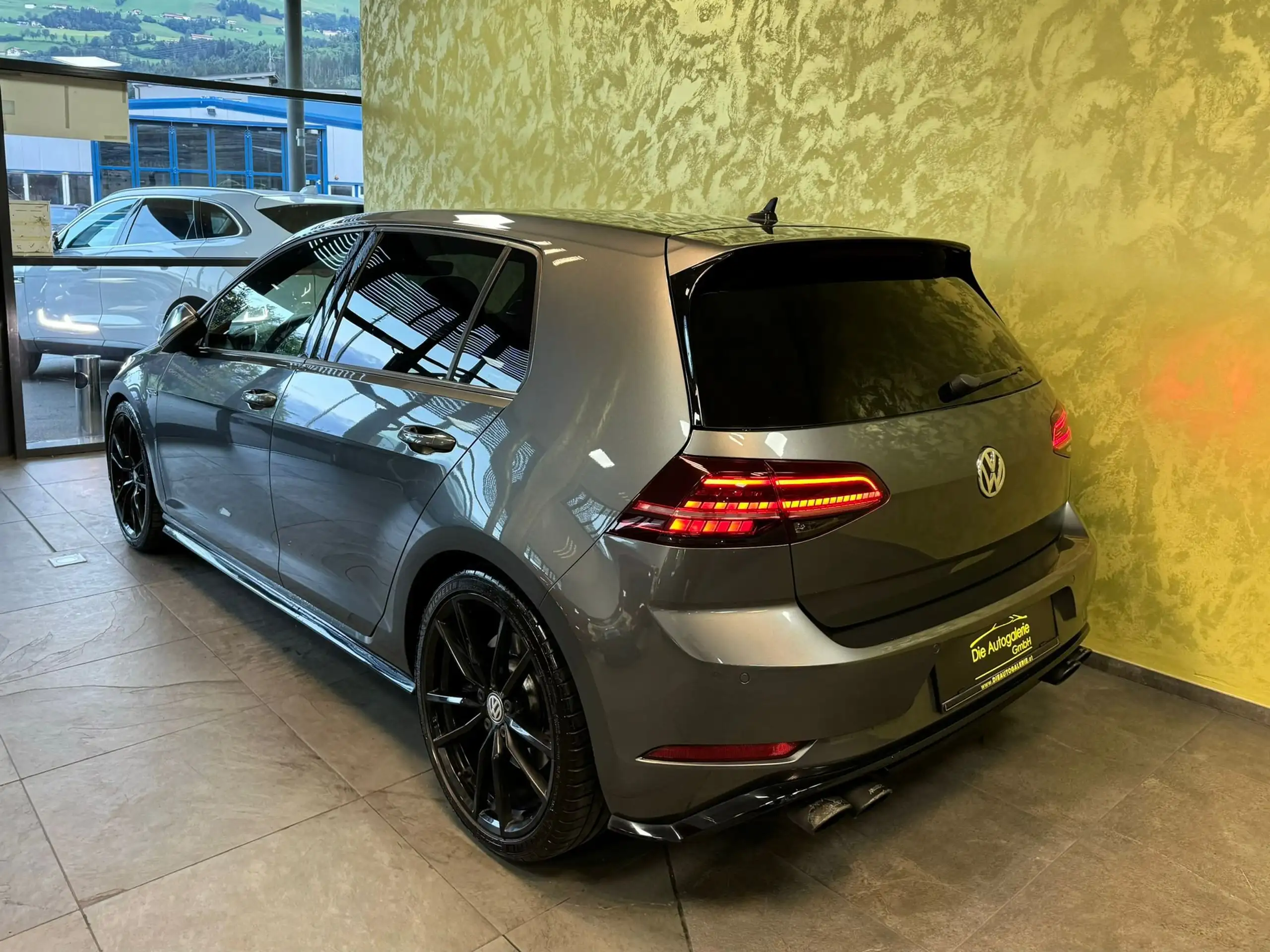 Volkswagen - Golf R