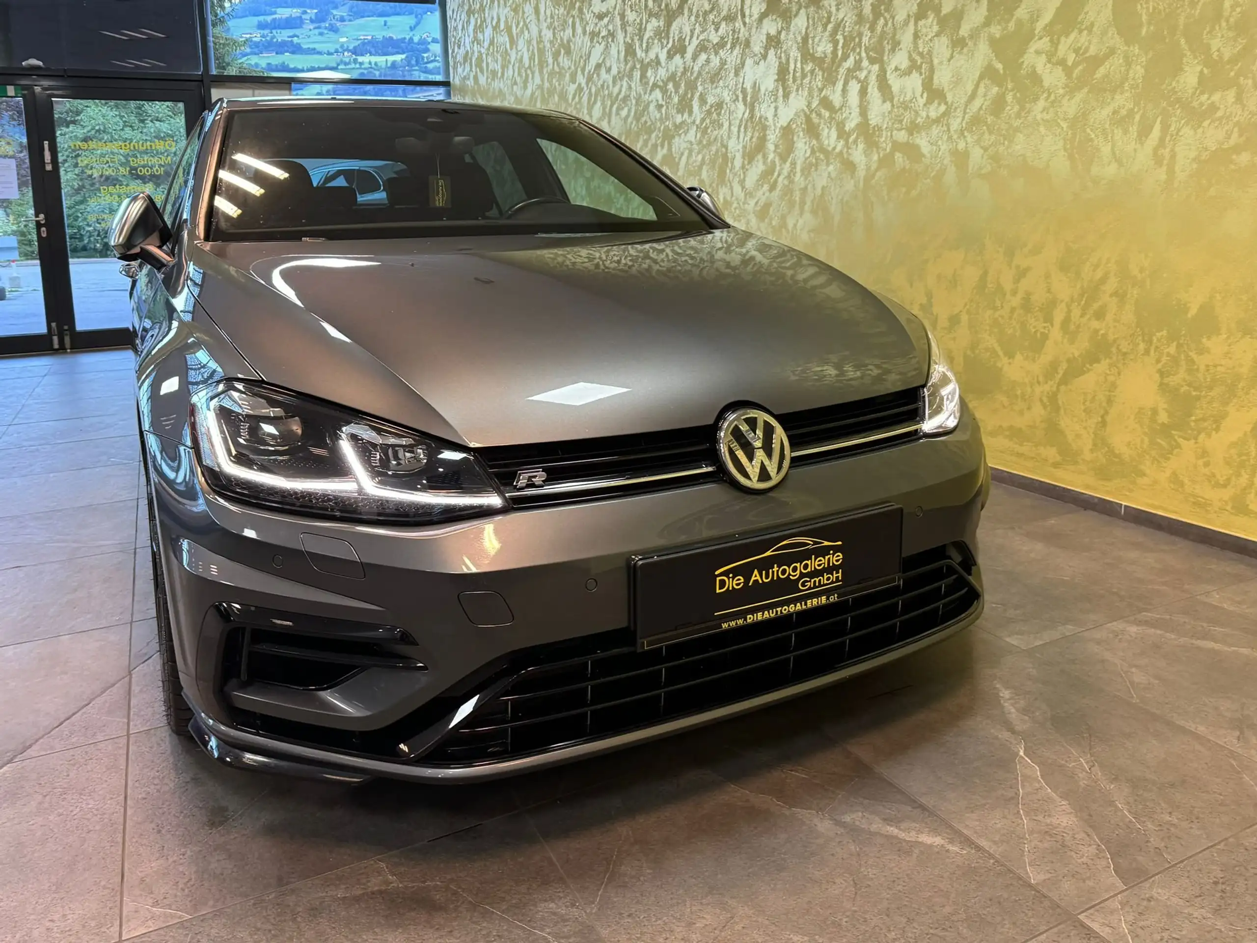 Volkswagen - Golf R