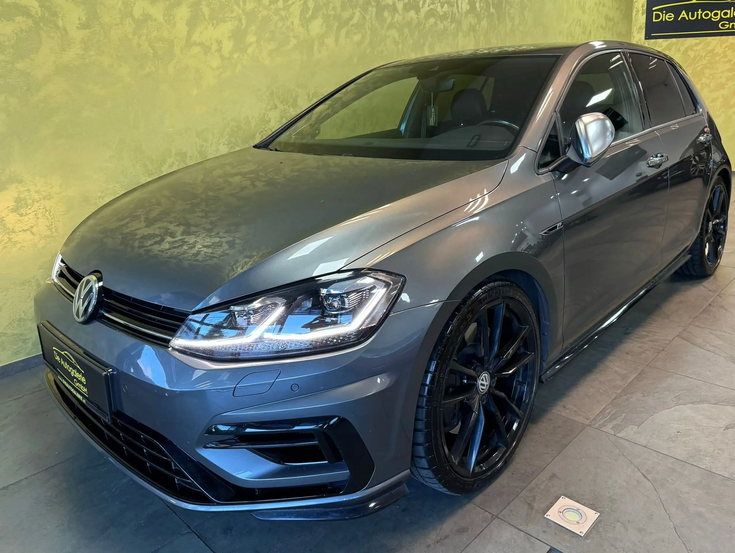 Volkswagen - Golf R