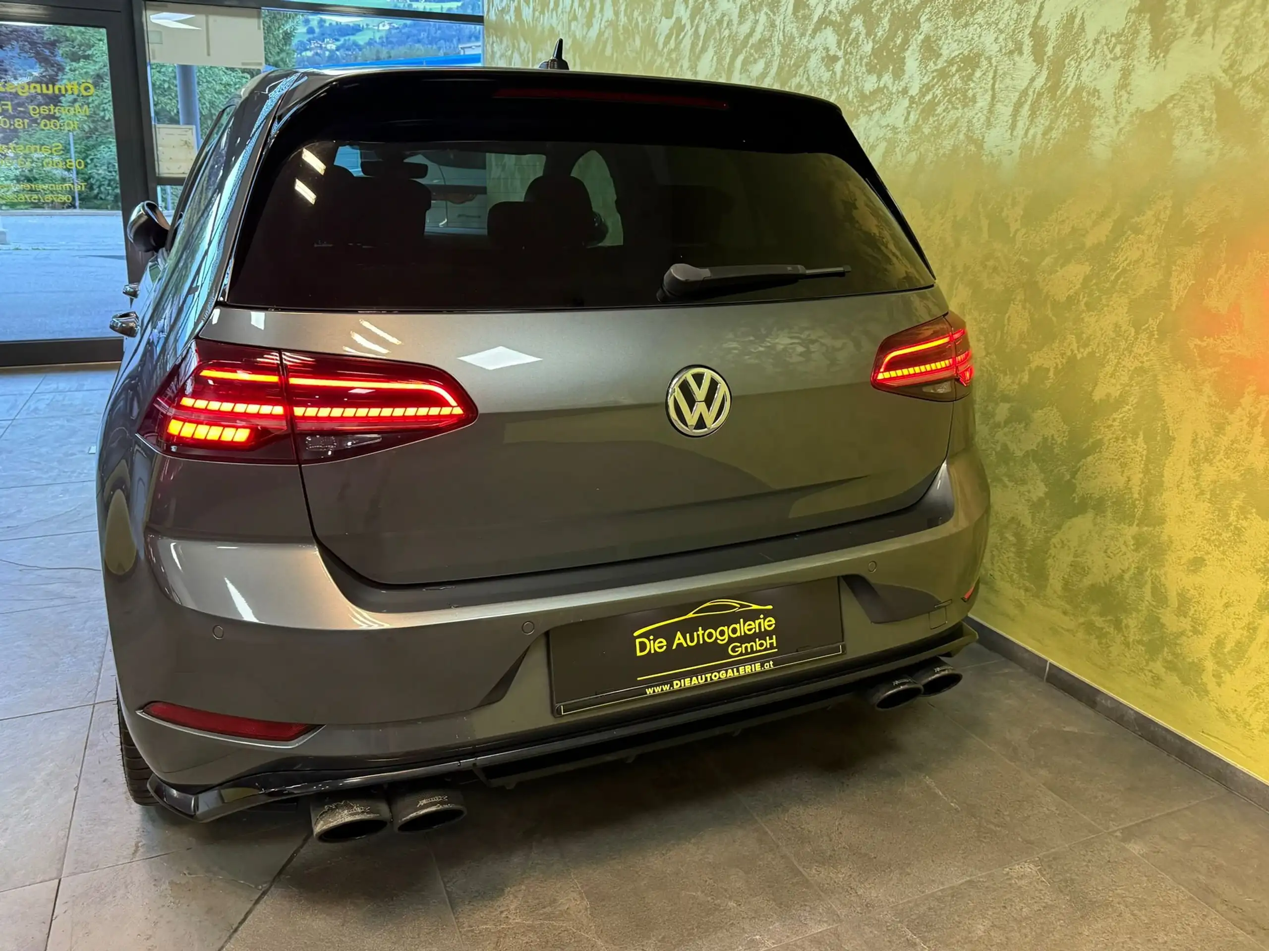 Volkswagen - Golf R