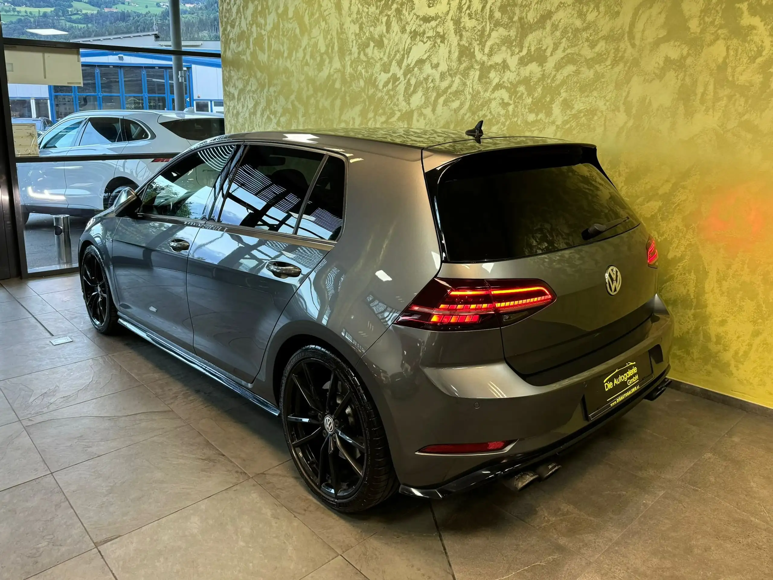 Volkswagen - Golf R