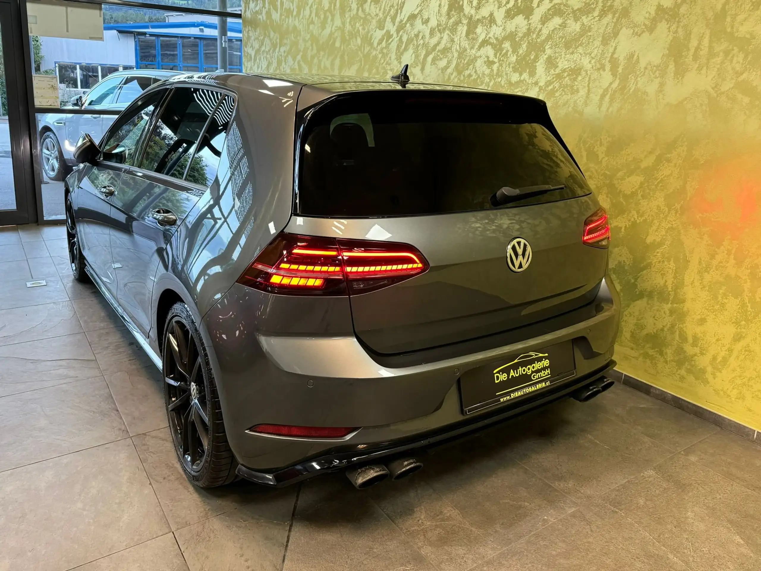 Volkswagen - Golf R