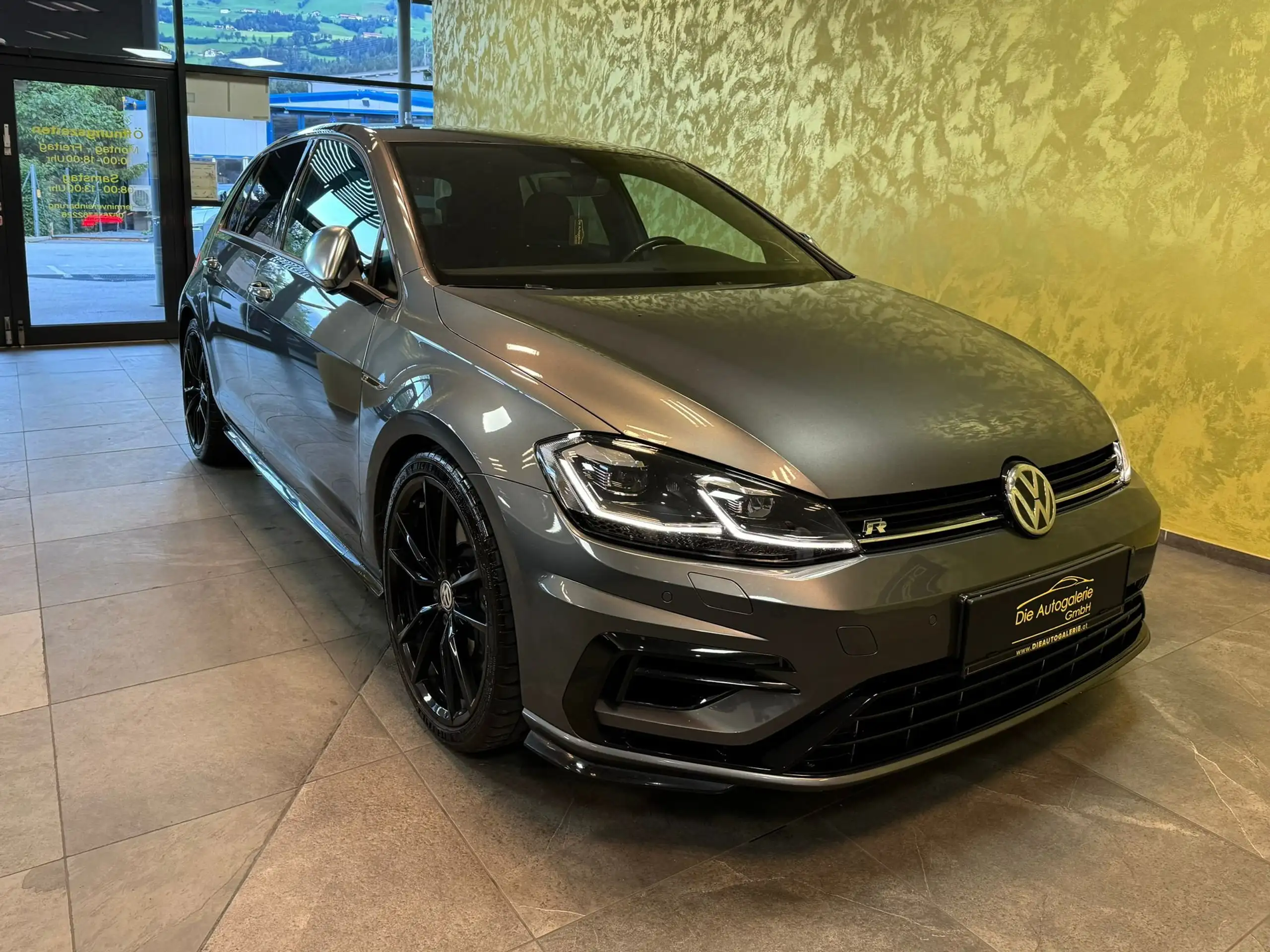 Volkswagen - Golf R