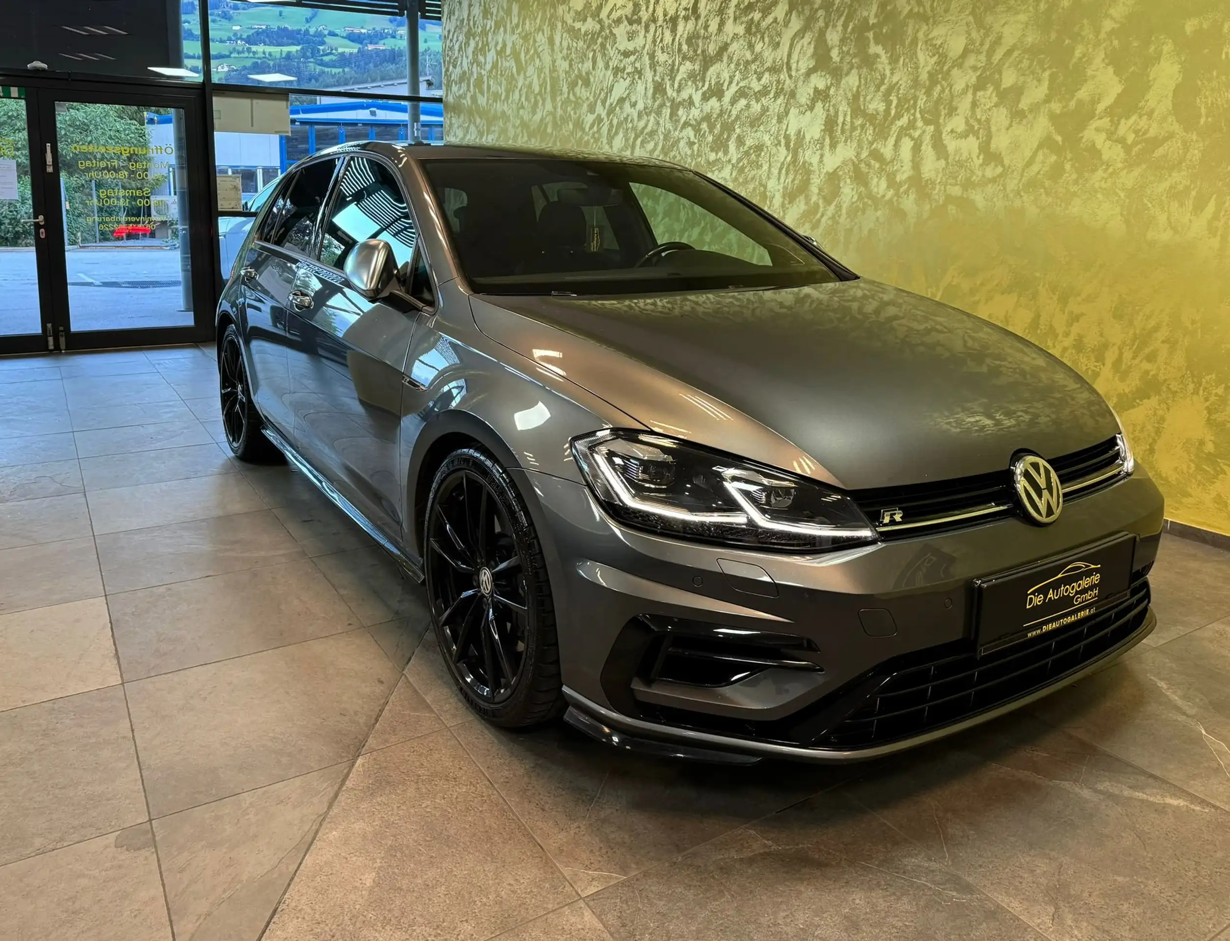 Volkswagen - Golf R