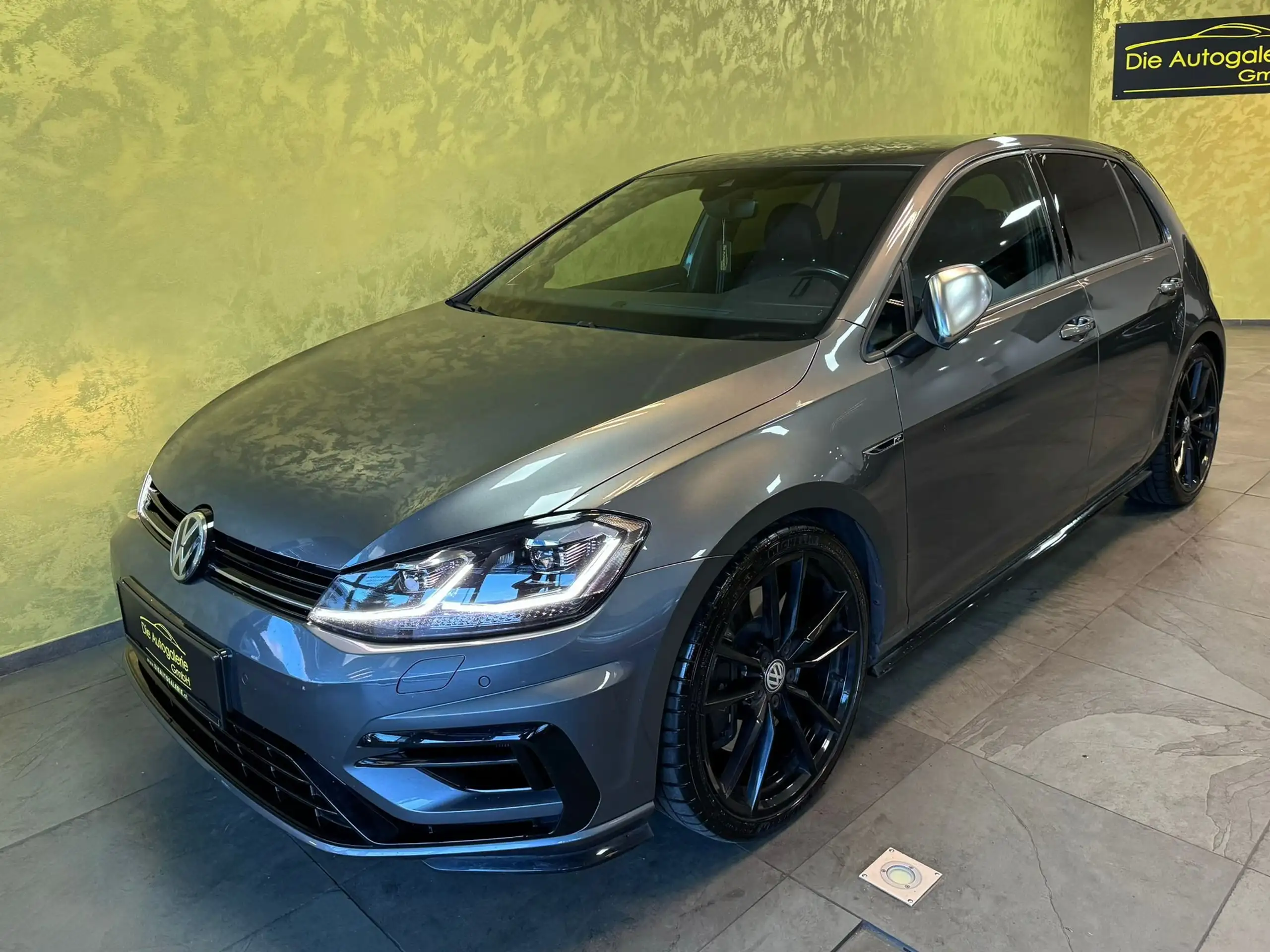 Volkswagen - Golf R