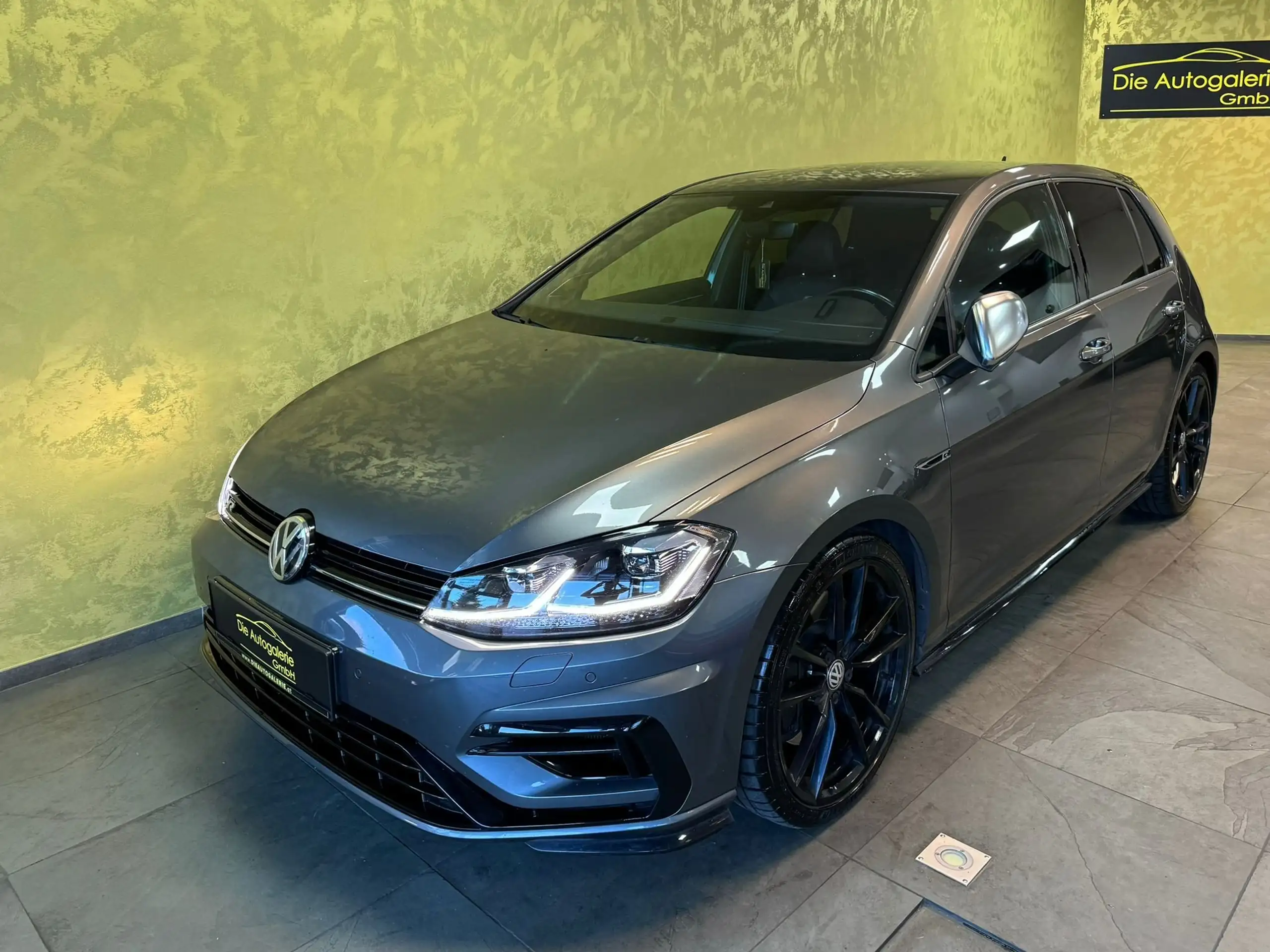 Volkswagen - Golf R