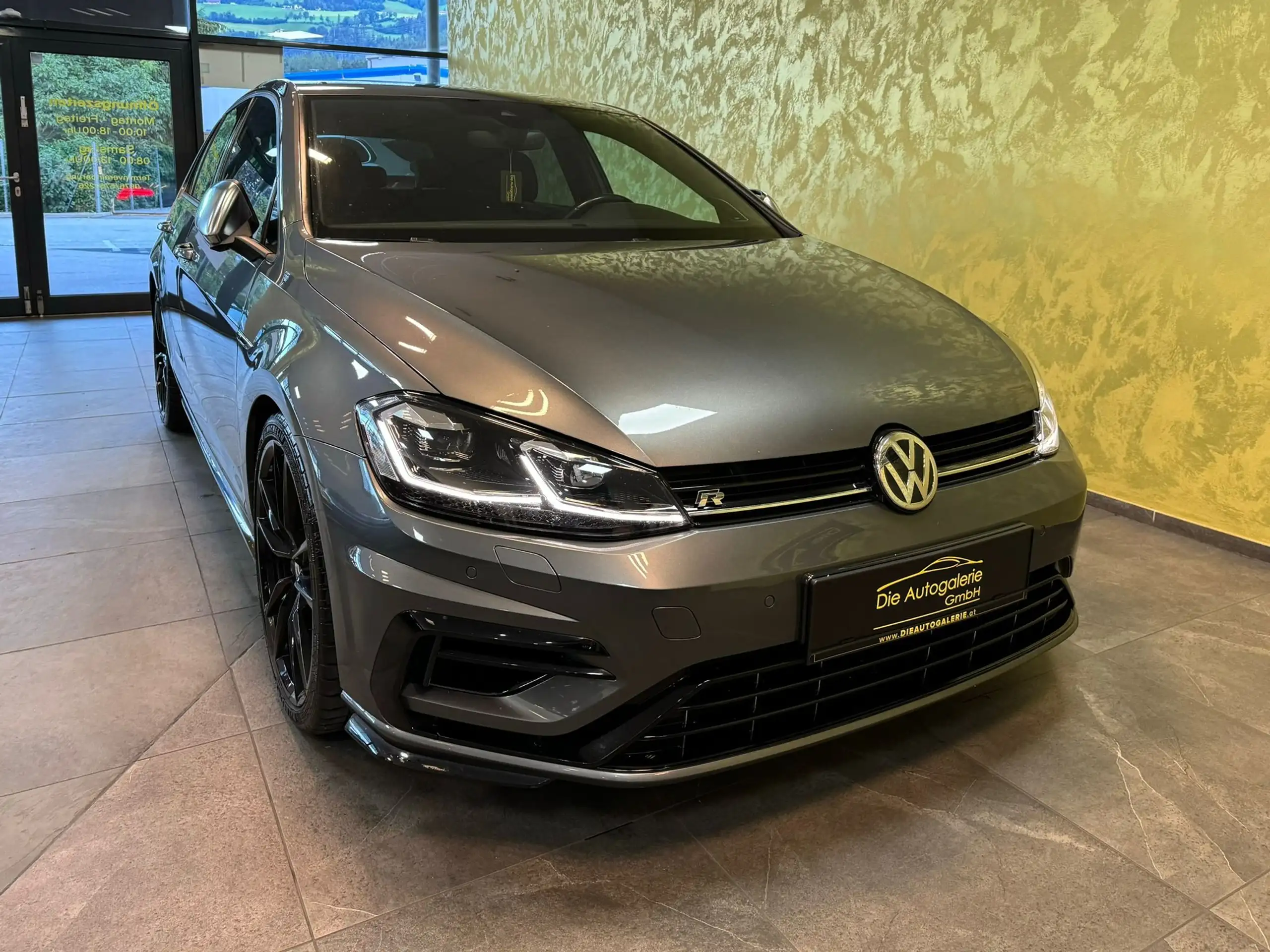 Volkswagen - Golf R