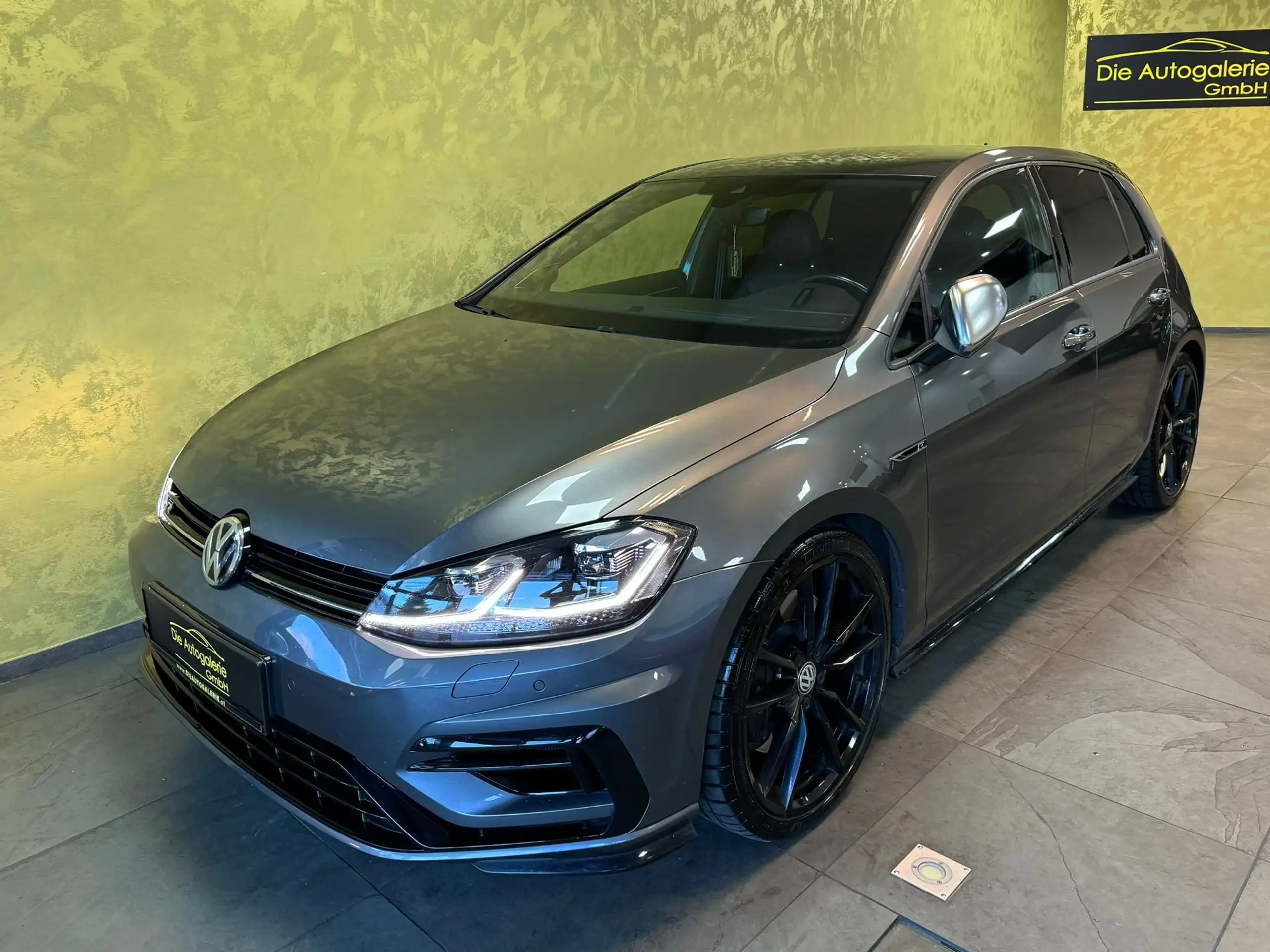 Volkswagen - Golf R