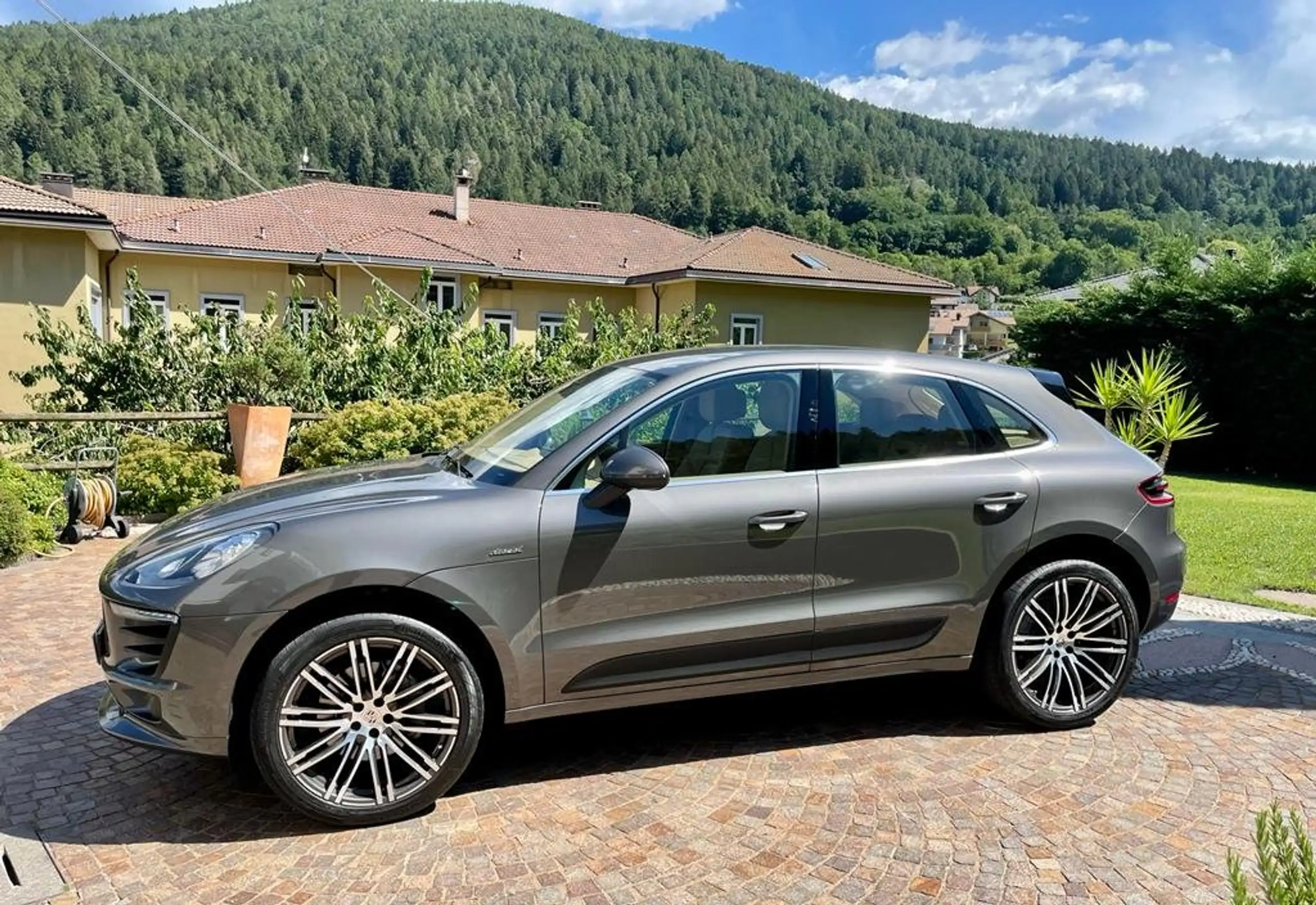 Porsche - Macan