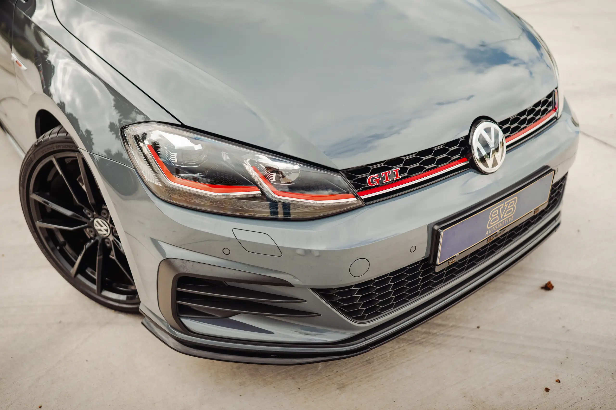 Volkswagen - Golf GTI