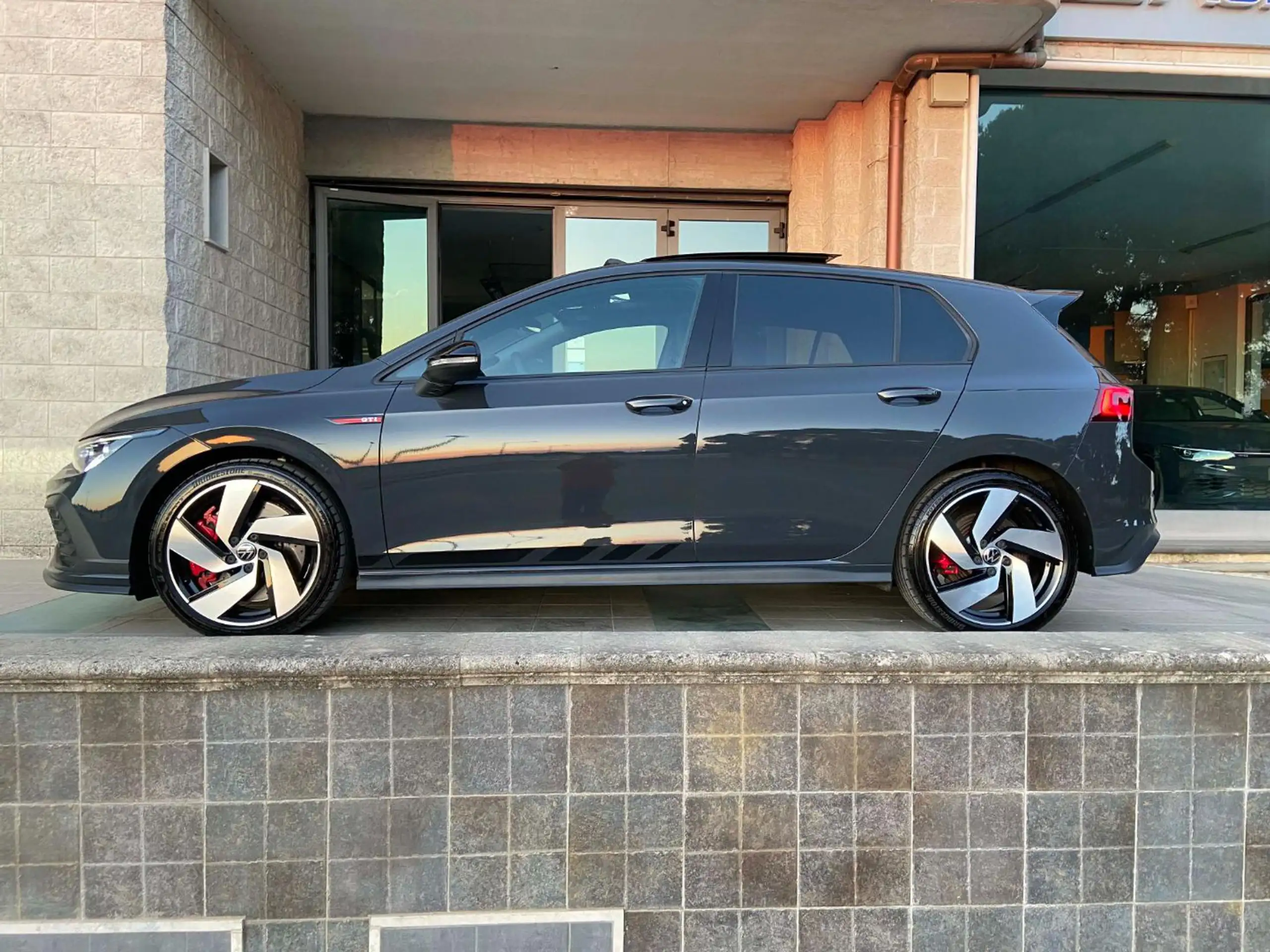 Volkswagen - Golf GTI