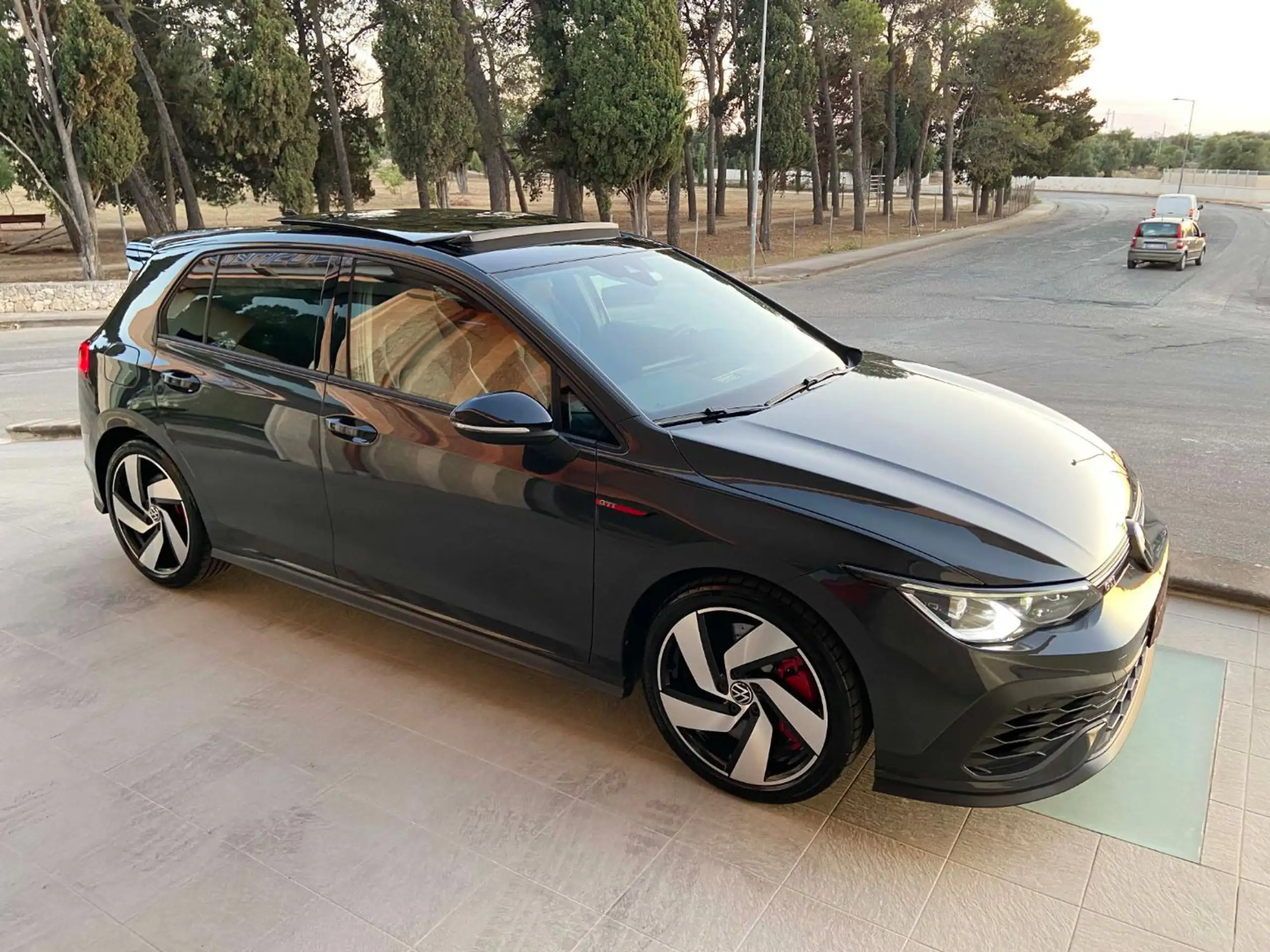 Volkswagen - Golf GTI