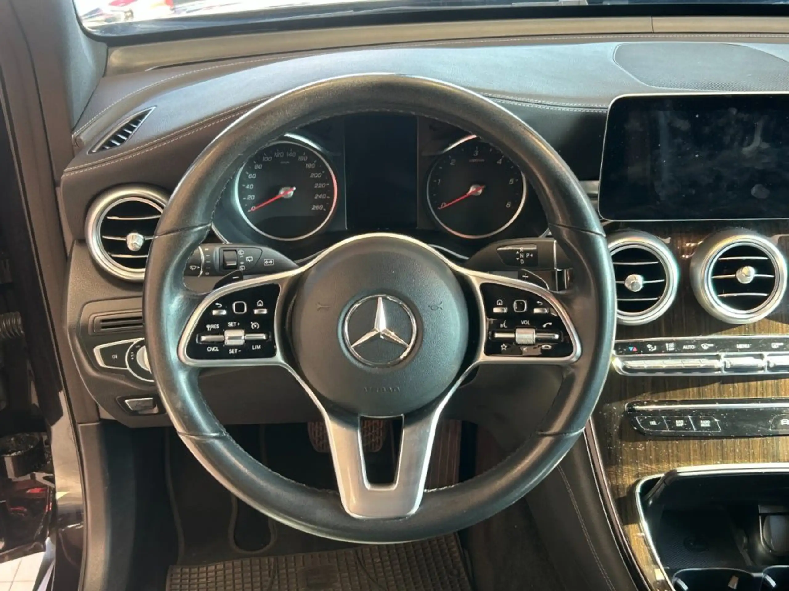 Mercedes-Benz - GLC 220