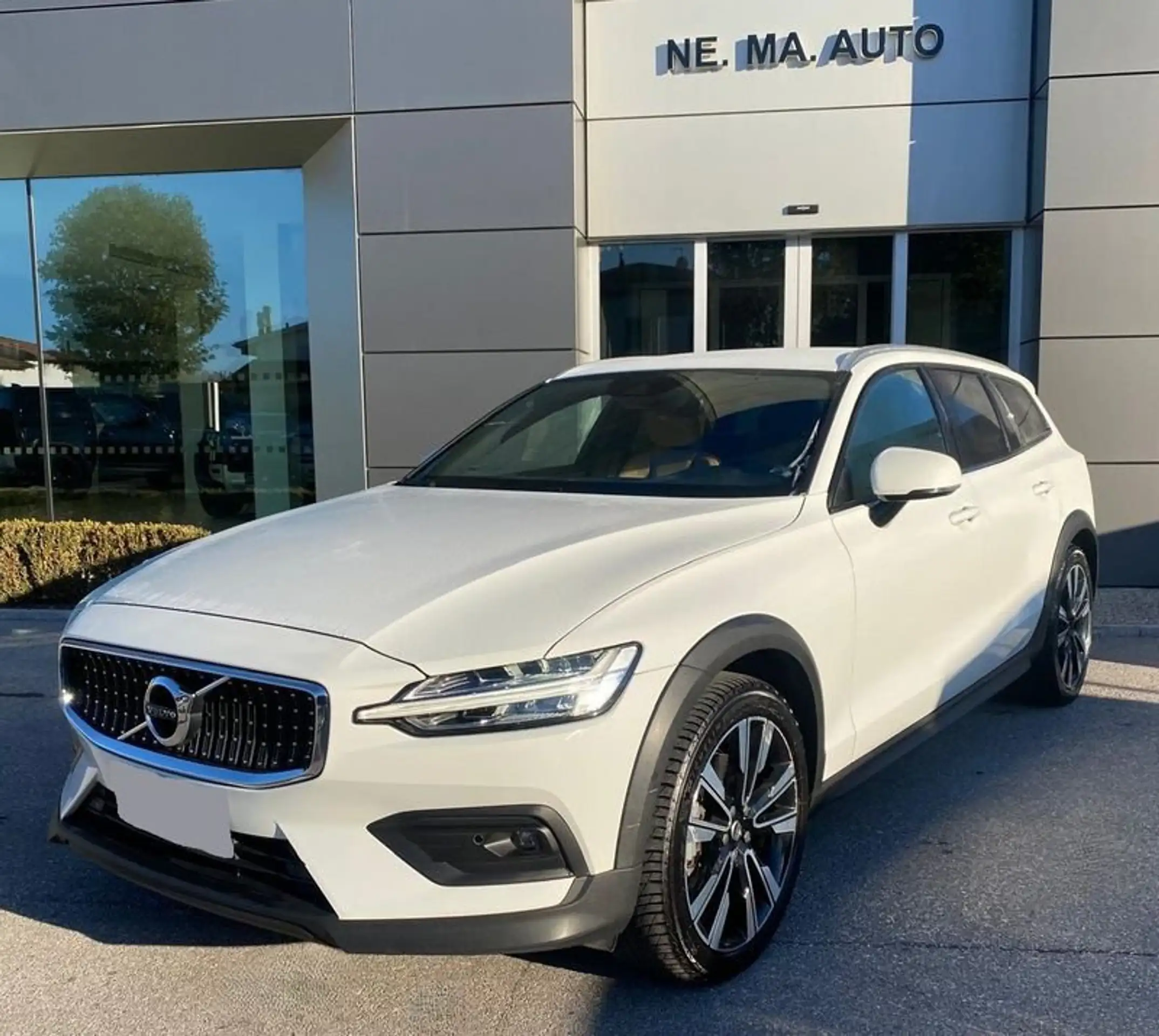 Volvo - V60 Cross Country