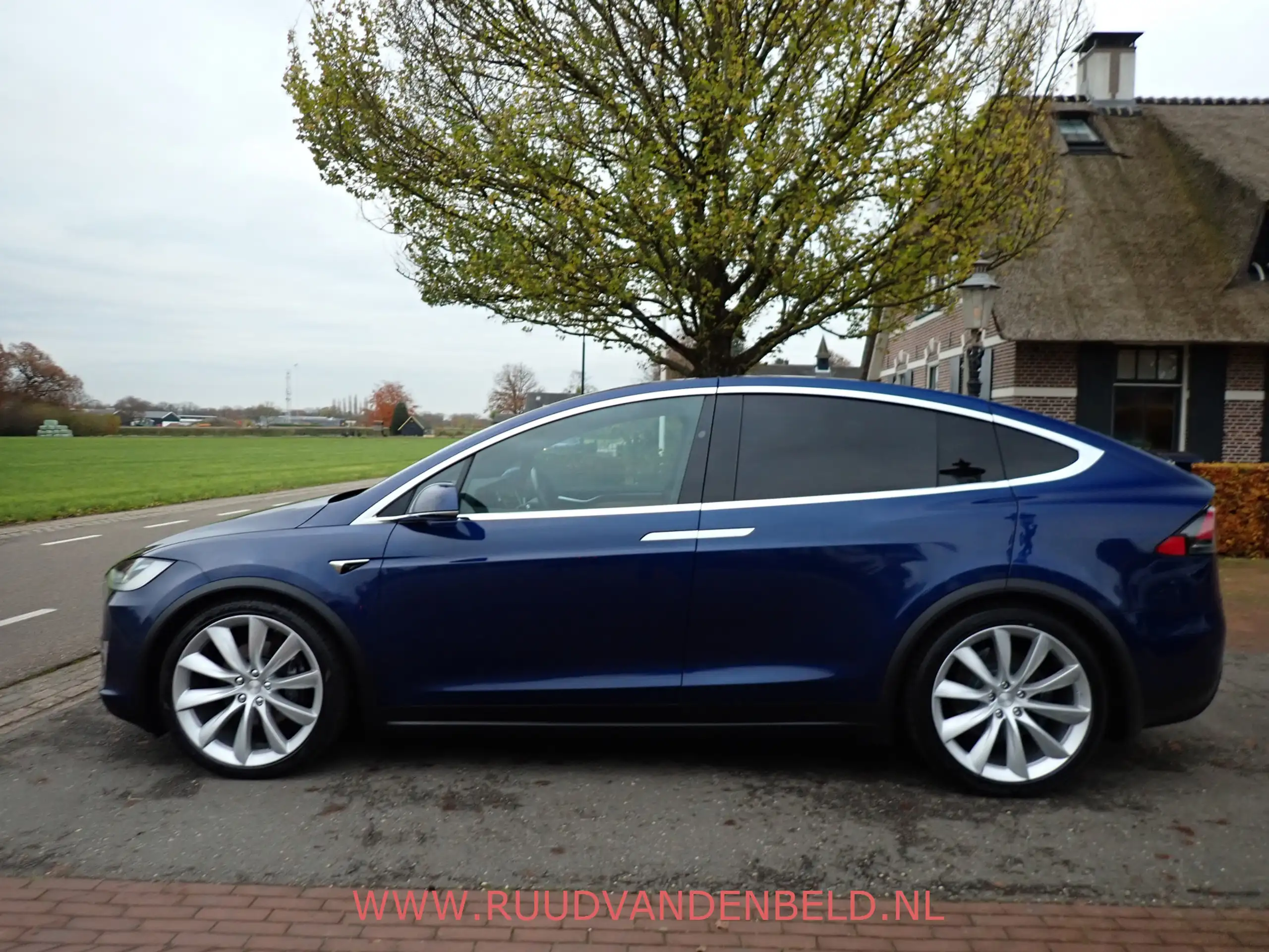 Tesla - Model X