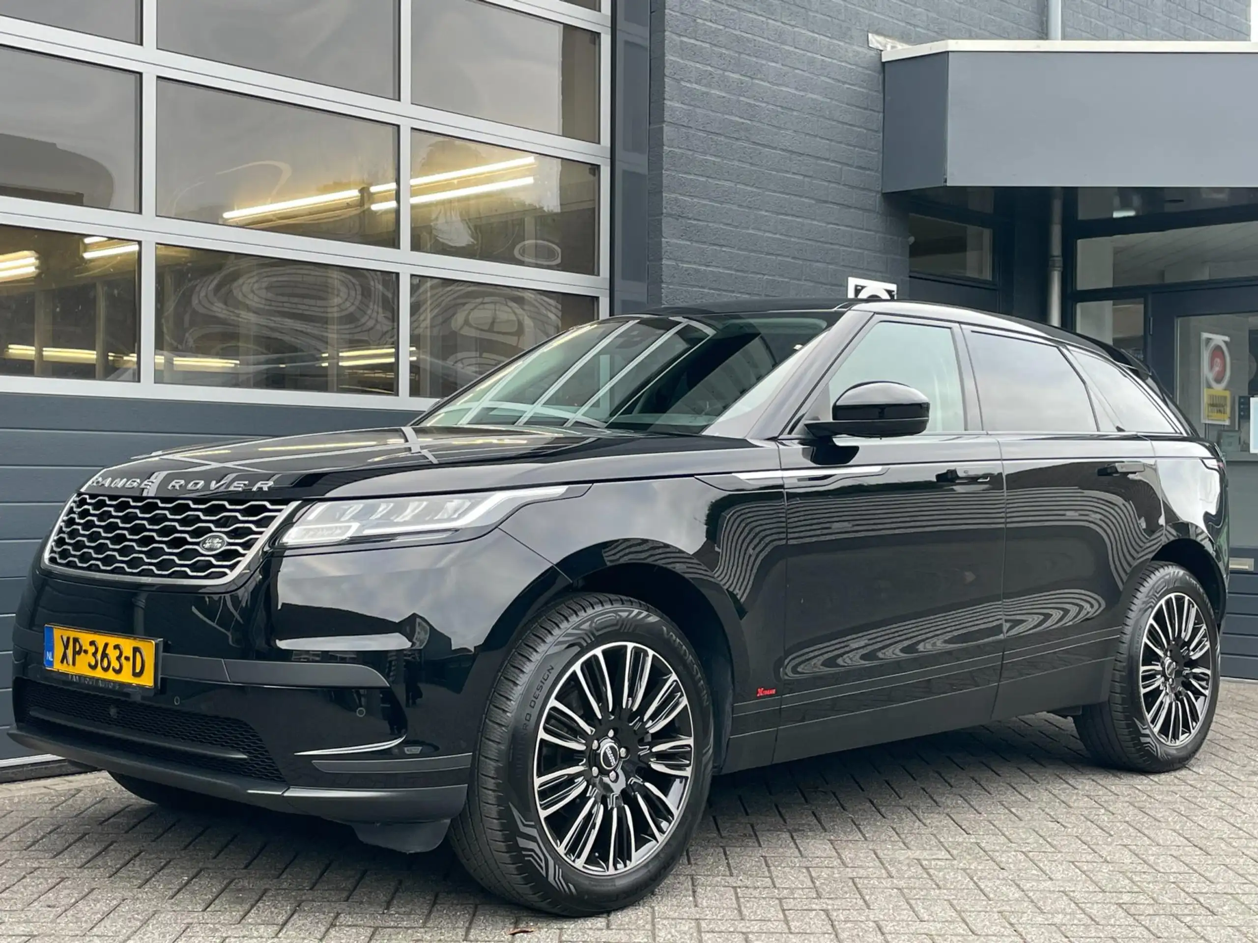 Land Rover - Range Rover Velar