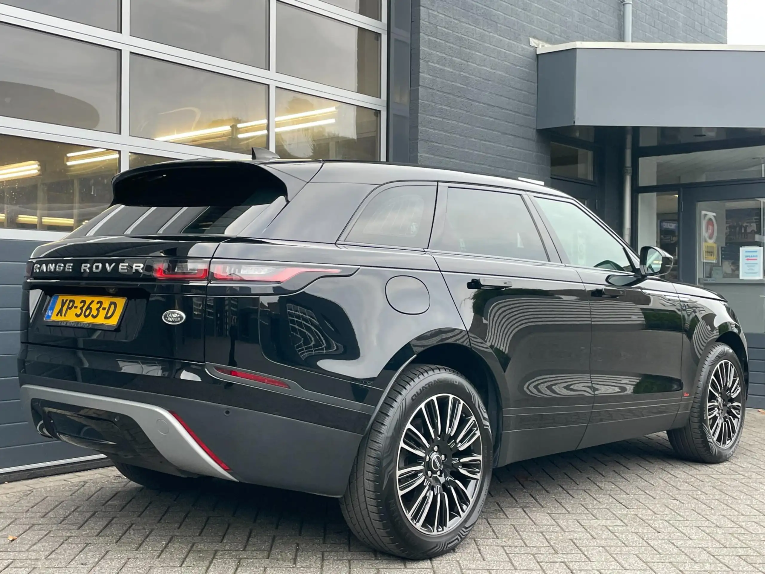 Land Rover - Range Rover Velar