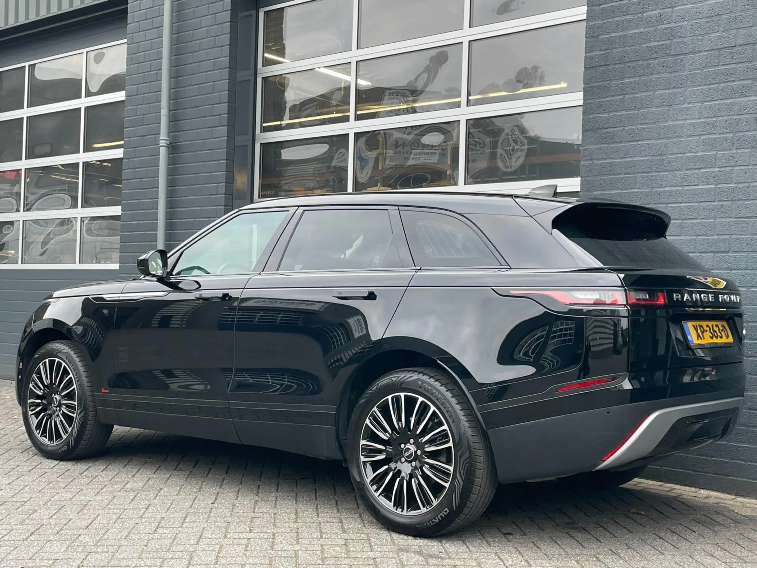 Land Rover - Range Rover Velar