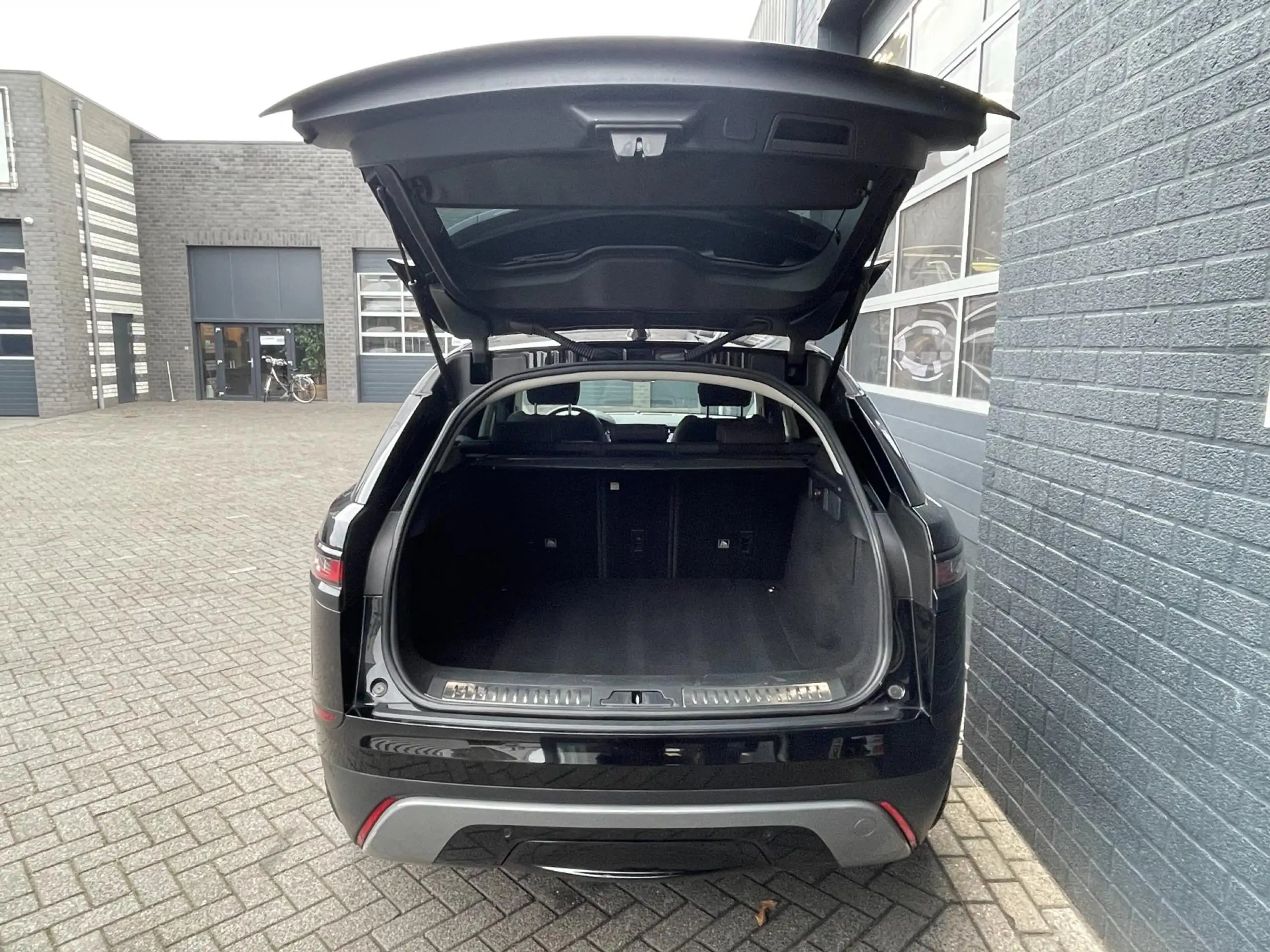 Land Rover - Range Rover Velar