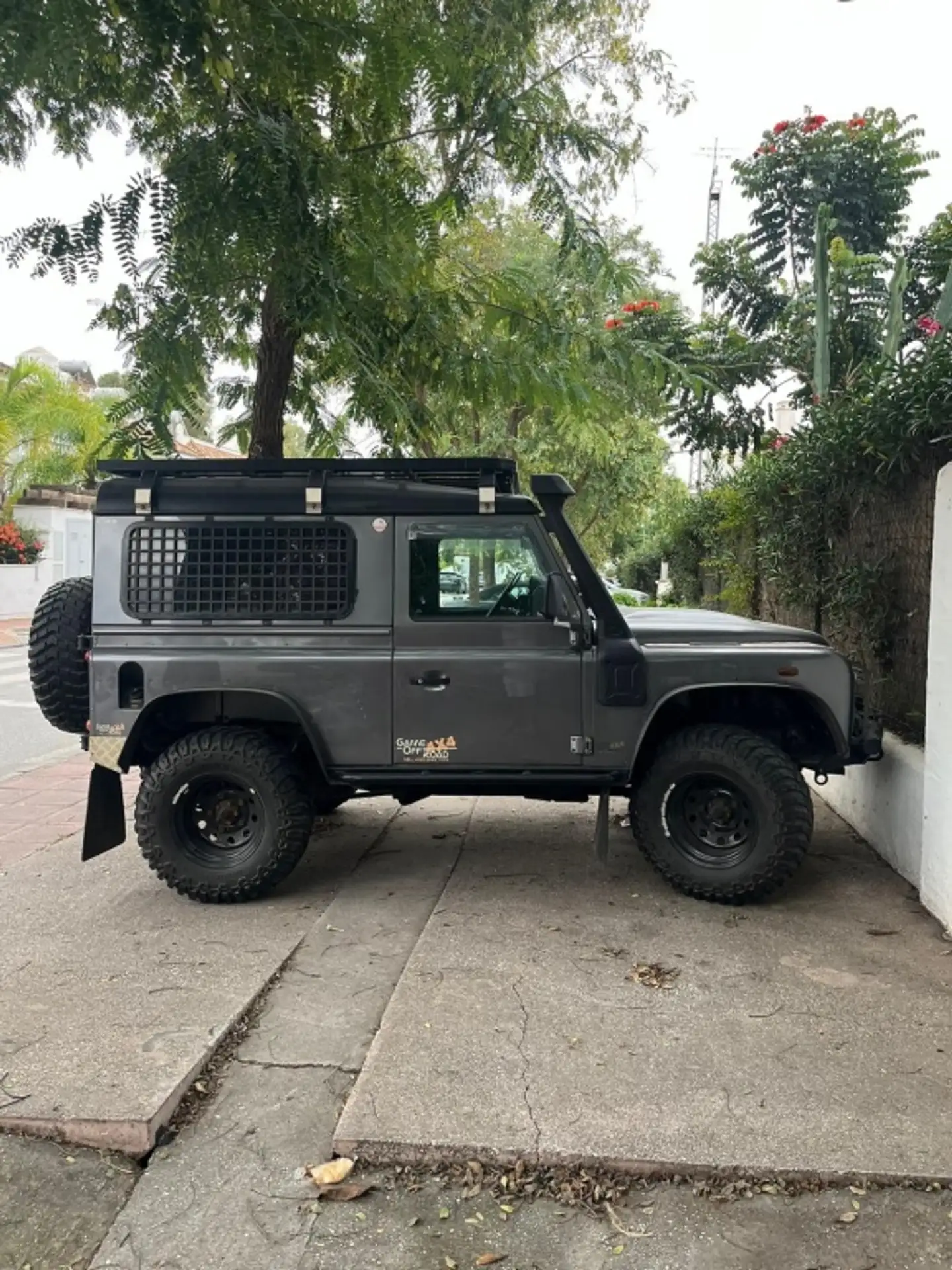 Land Rover - Defender