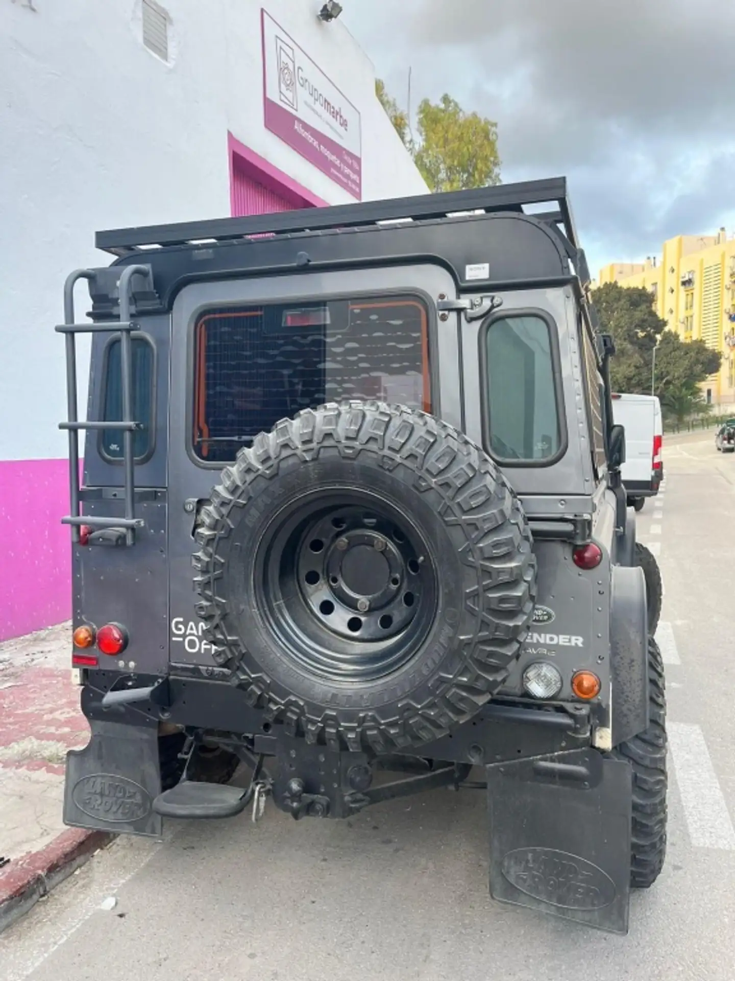 Land Rover - Defender