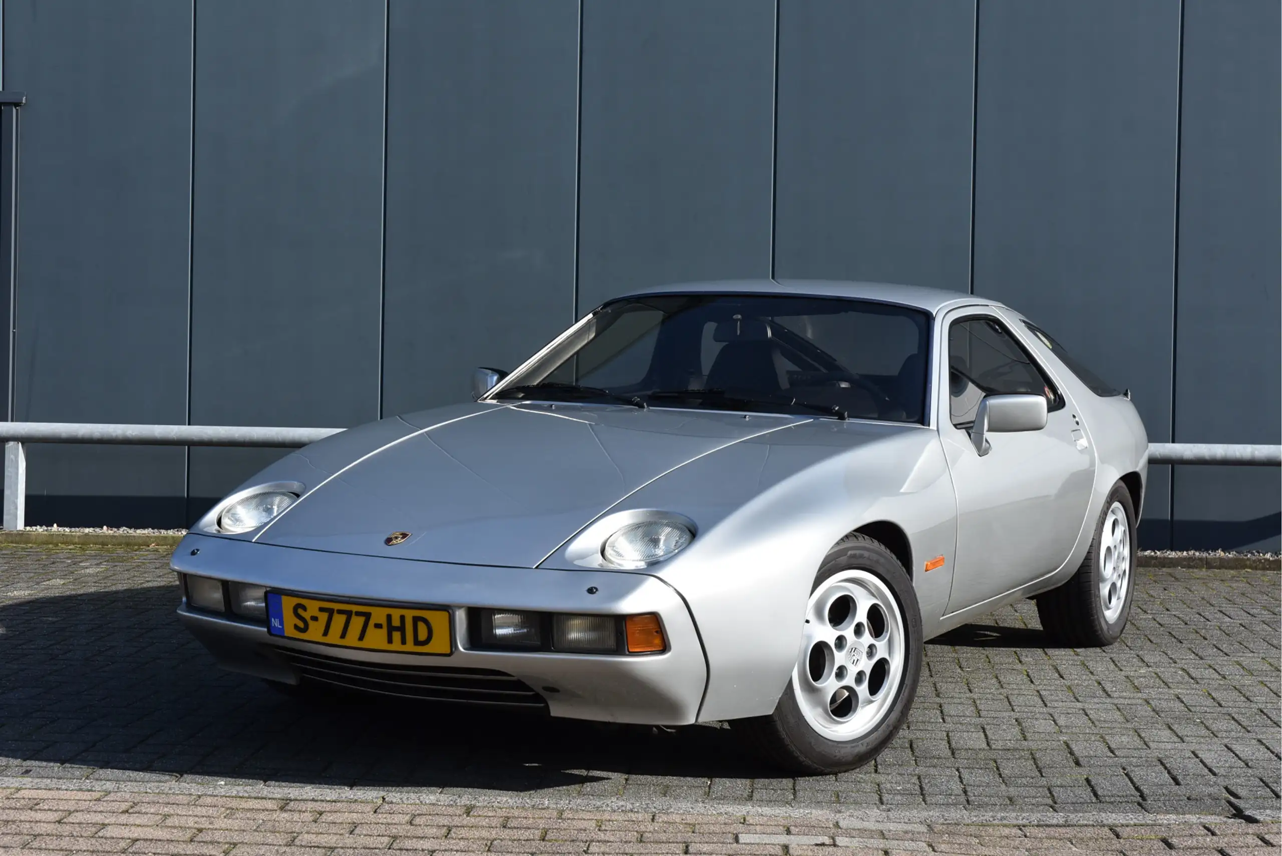 Porsche - 928