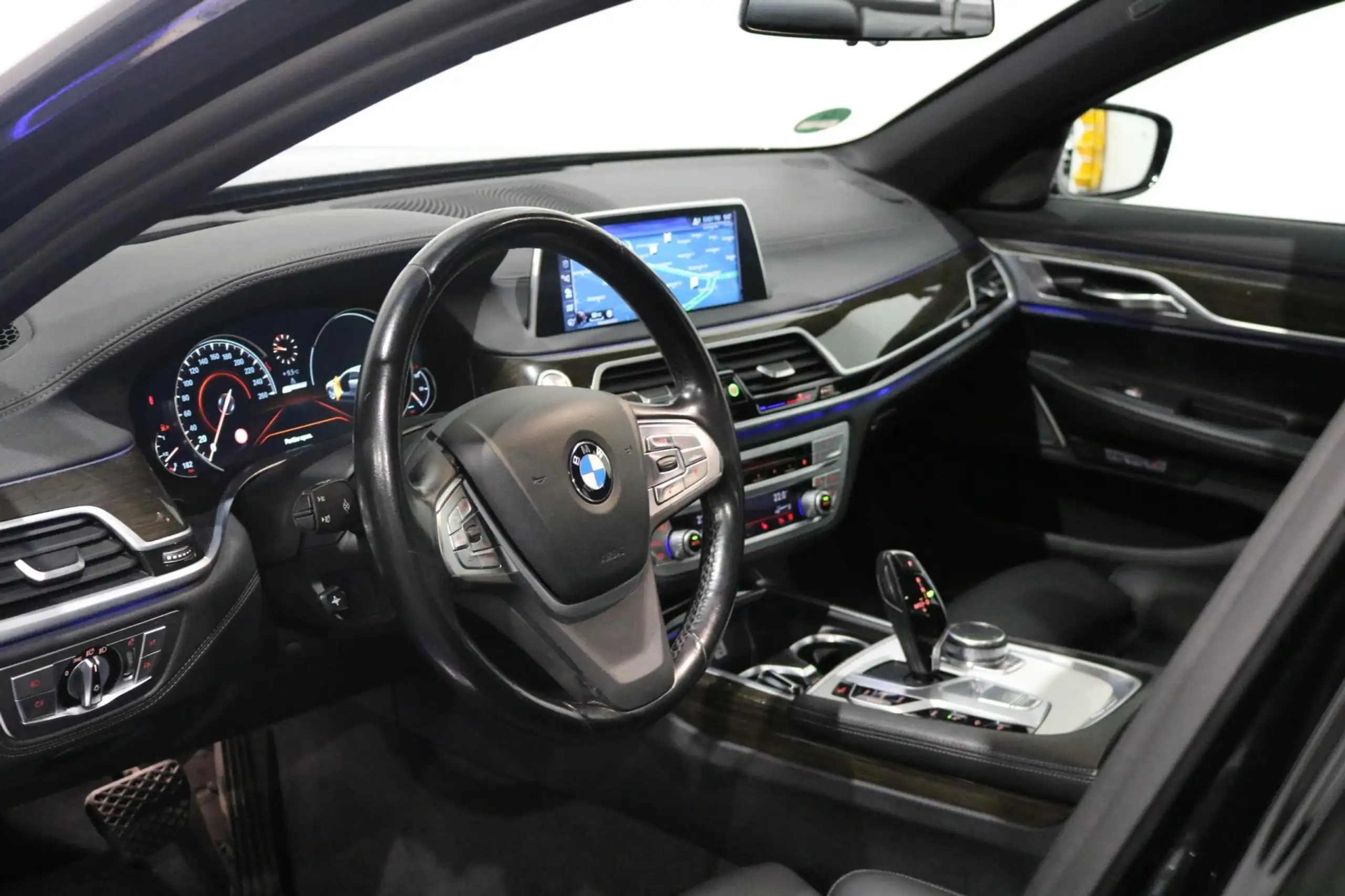 BMW - 740