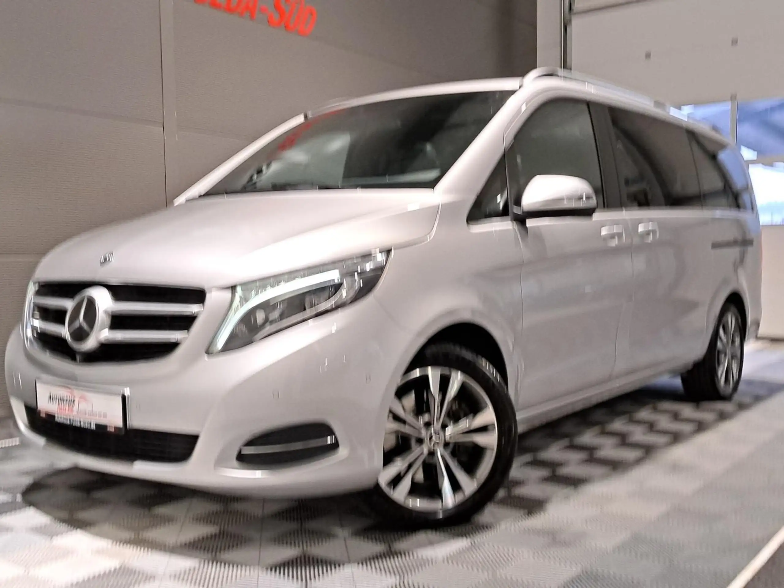 Mercedes-Benz - V 250